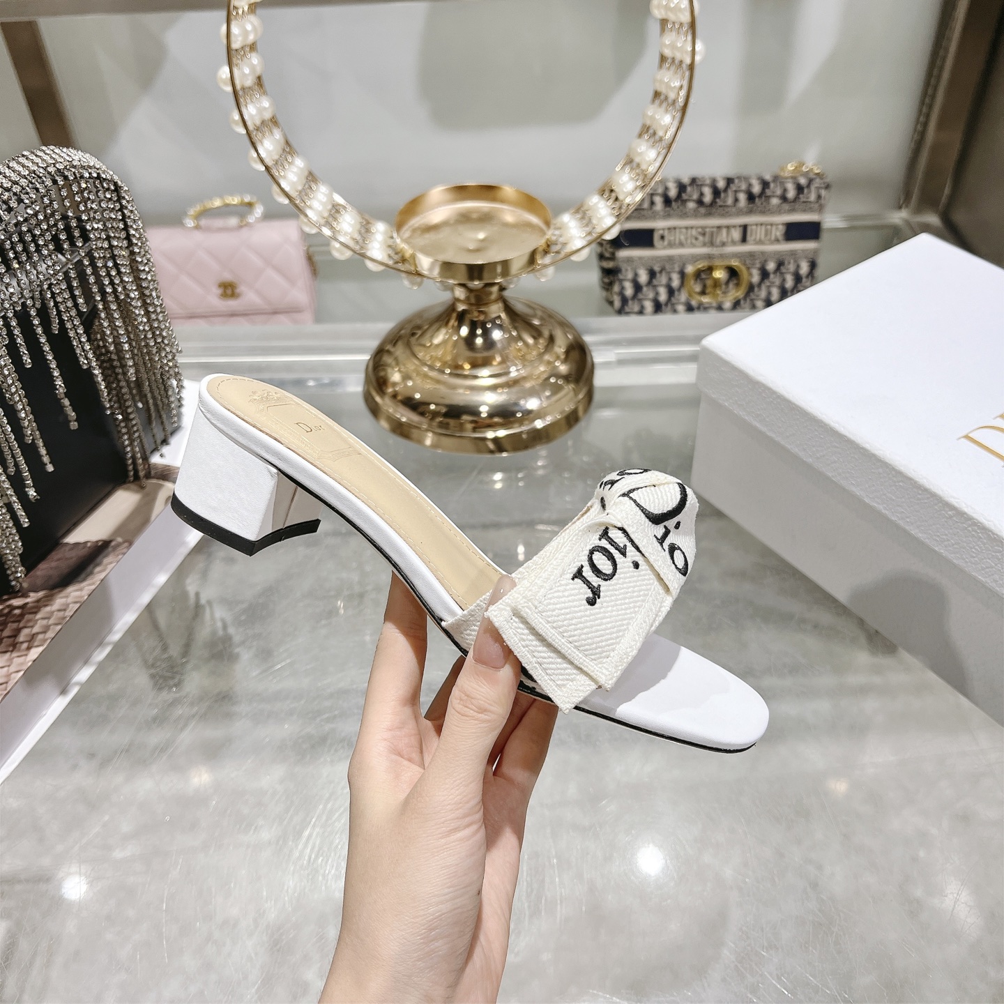 Dior J'ADIOR 迪奥 Dior 2026 早春新款高定系列Dentelle高跟蝴蝶结女鞋 CD字母logo立体刺绣方头露趾拼色凉拖鞋 市面