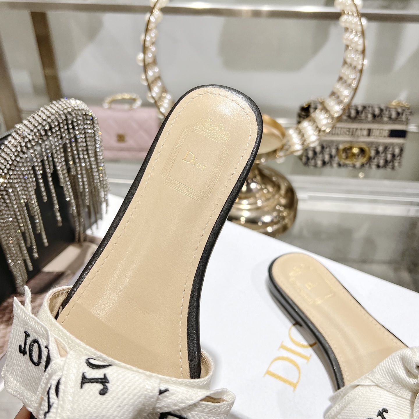 Dior J'ADIOR 迪奥 Dior 2026 早春新款高定系列Dentelle高跟蝴蝶结女鞋 CD字母logo立体刺绣方头露趾拼色凉拖鞋 市面