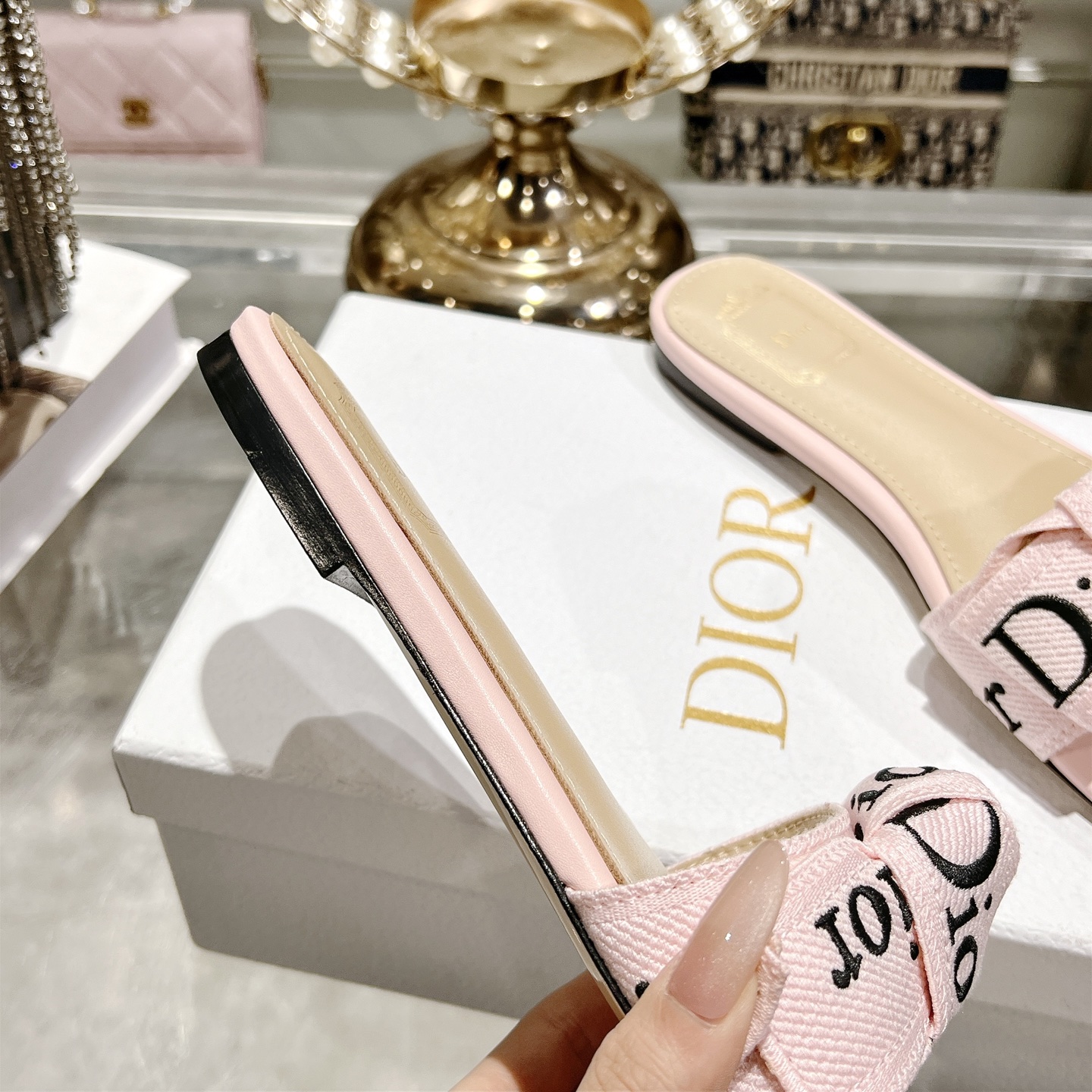 Dior J'ADIOR 迪奥 Dior 2026 早春新款高定系列Dentelle高跟蝴蝶结女鞋 CD字母logo立体刺绣方头露趾拼色凉拖鞋 市面
