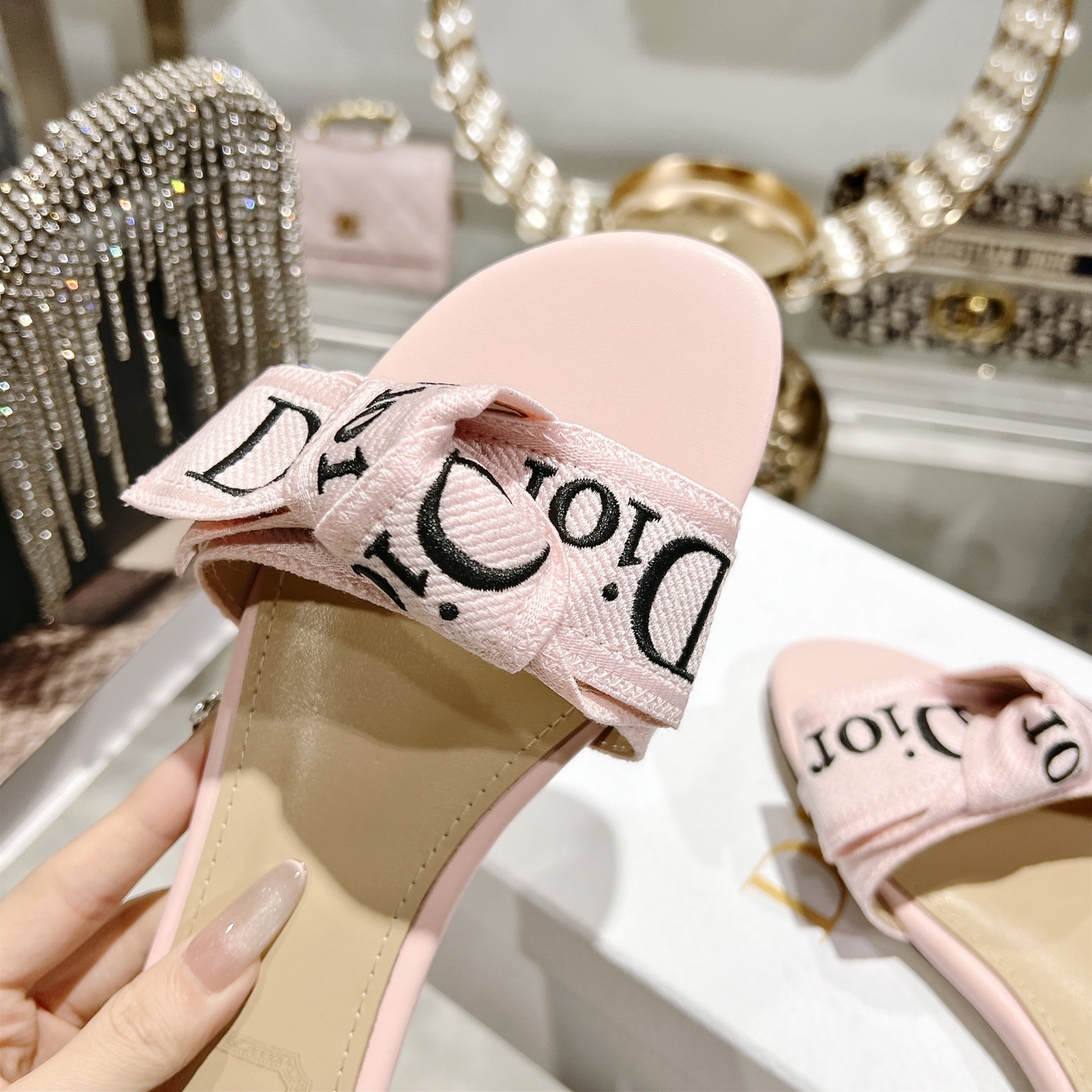 Dior J'ADIOR 迪奥 Dior 2026 早春新款高定系列Dentelle高跟蝴蝶结女鞋 CD字母logo立体刺绣方头露趾拼色凉拖鞋 市面
