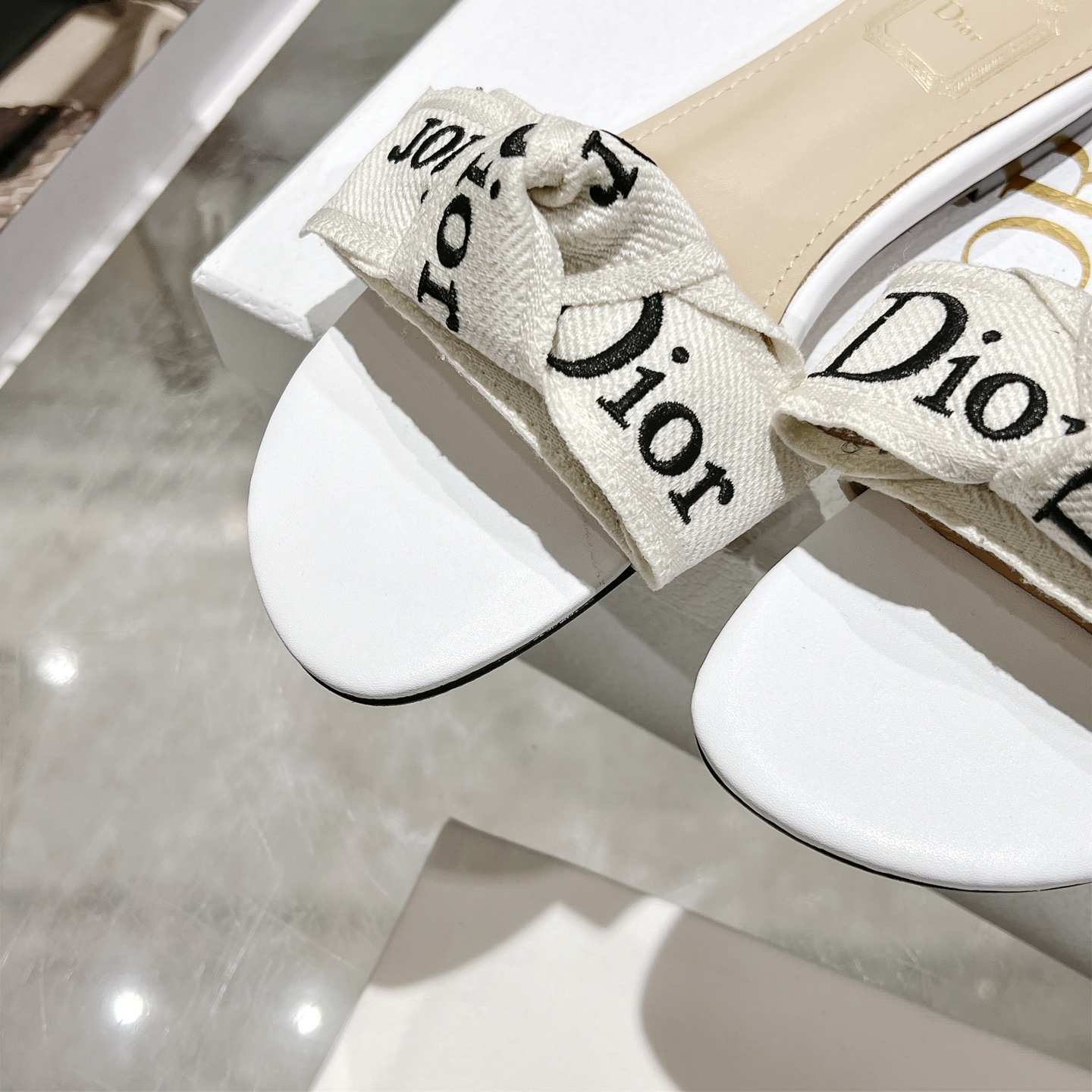 Dior J'ADIOR 迪奥 Dior 2026 早春新款高定系列Dentelle高跟蝴蝶结女鞋 CD字母logo立体刺绣方头露趾拼色凉拖鞋 市面