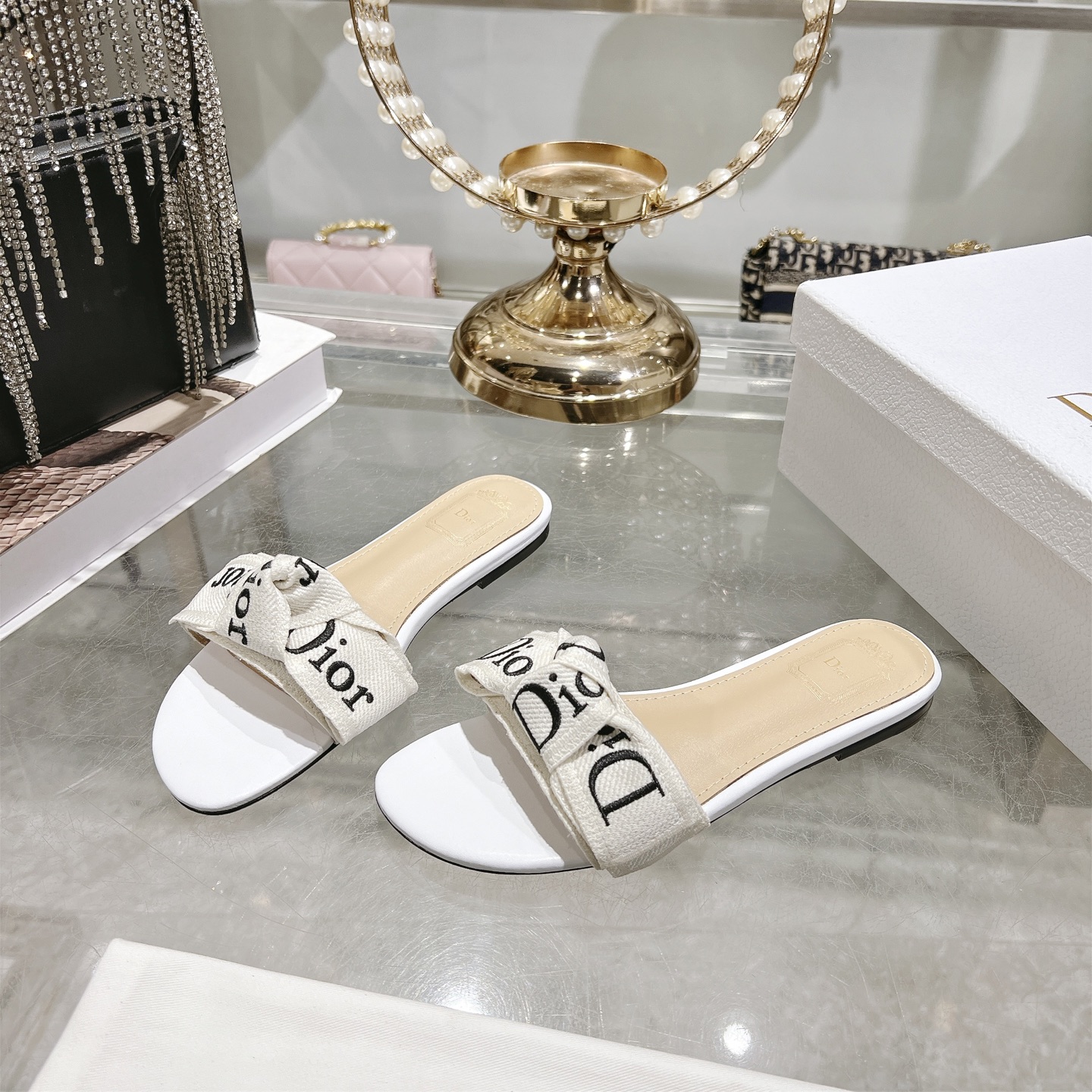 Dior J'ADIOR 迪奥 Dior 2026 早春新款高定系列Dentelle高跟蝴蝶结女鞋 CD字母logo立体刺绣方头露趾拼色凉拖鞋 市面