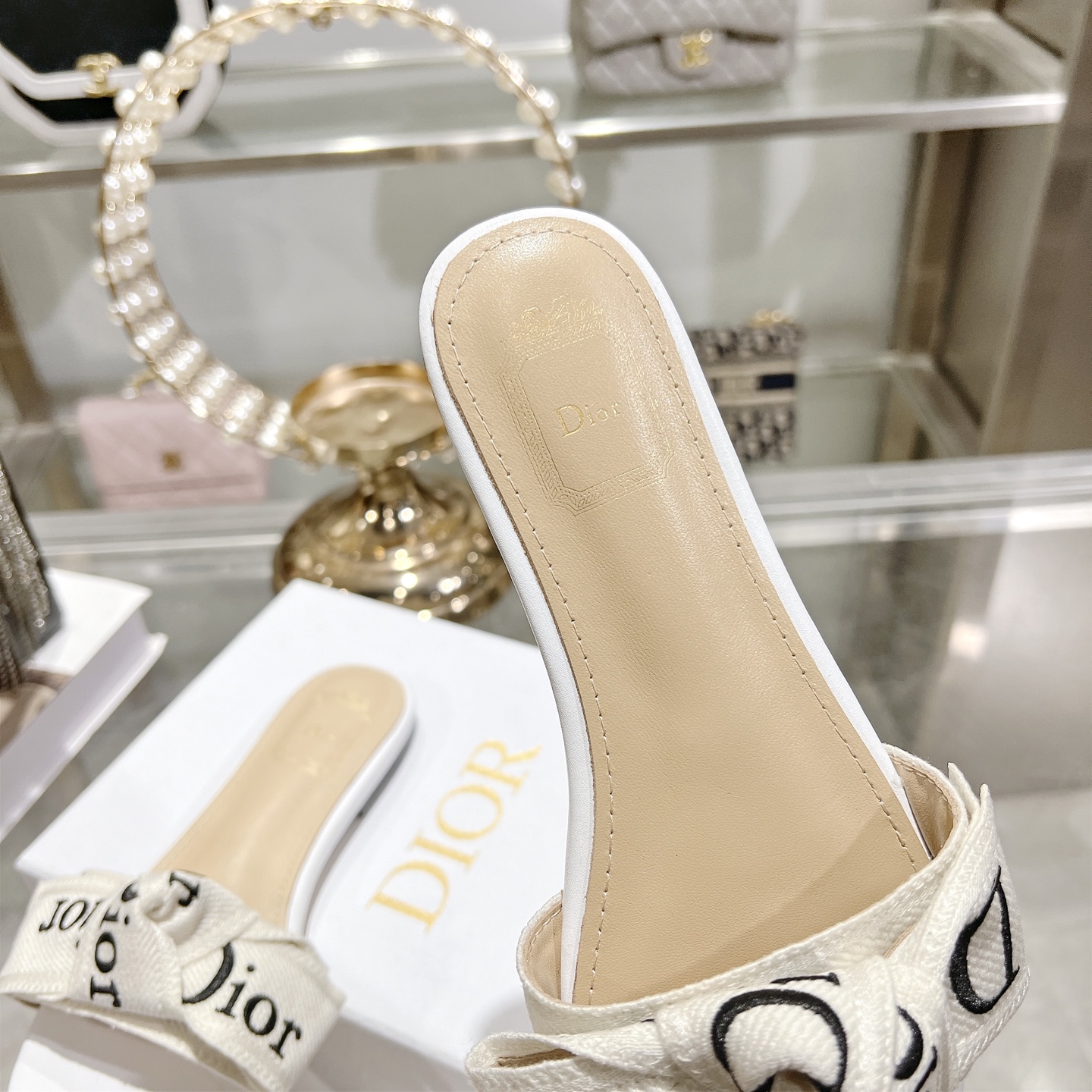 Dior J'ADIOR 迪奥 Dior 2026 早春新款高定系列Dentelle高跟蝴蝶结女鞋 CD字母logo立体刺绣方头露趾拼色凉拖鞋 市面