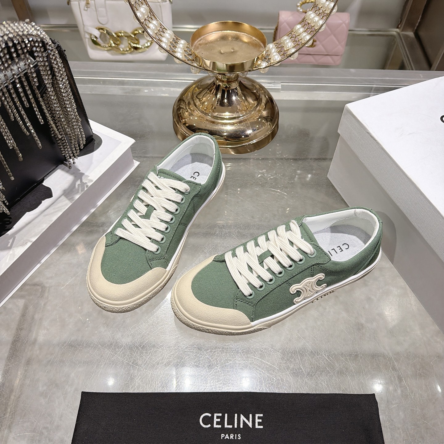 Celine 赛琳 26新款凯旋门德训鞋阿甘鞋帆布鞋休闲鞋 这是充满街头感的一双鞋子 延续 设计非常赞 这款鞋有它自己独特的设计