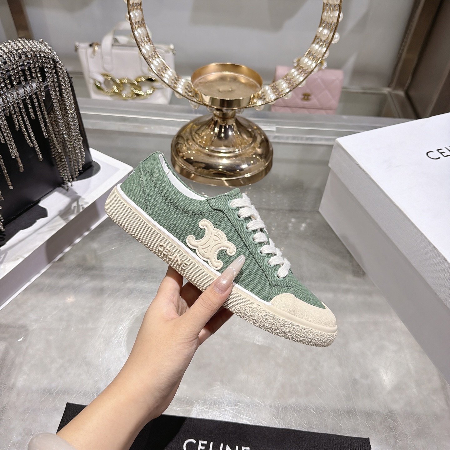 Celine 赛琳 26新款凯旋门德训鞋阿甘鞋帆布鞋休闲鞋 这是充满街头感的一双鞋子 延续 设计非常赞 这款鞋有它自己独特的设计