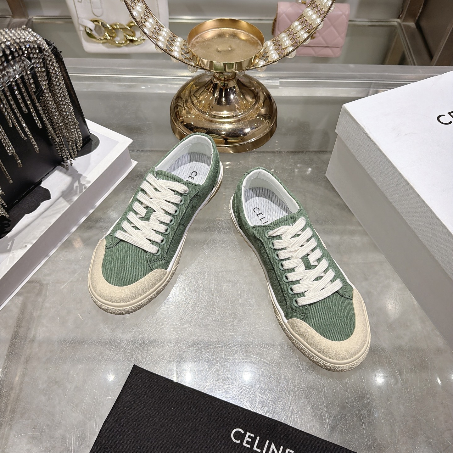 Celine 赛琳 26新款凯旋门德训鞋阿甘鞋帆布鞋休闲鞋 这是充满街头感的一双鞋子 延续 设计非常赞 这款鞋有它自己独特的设计