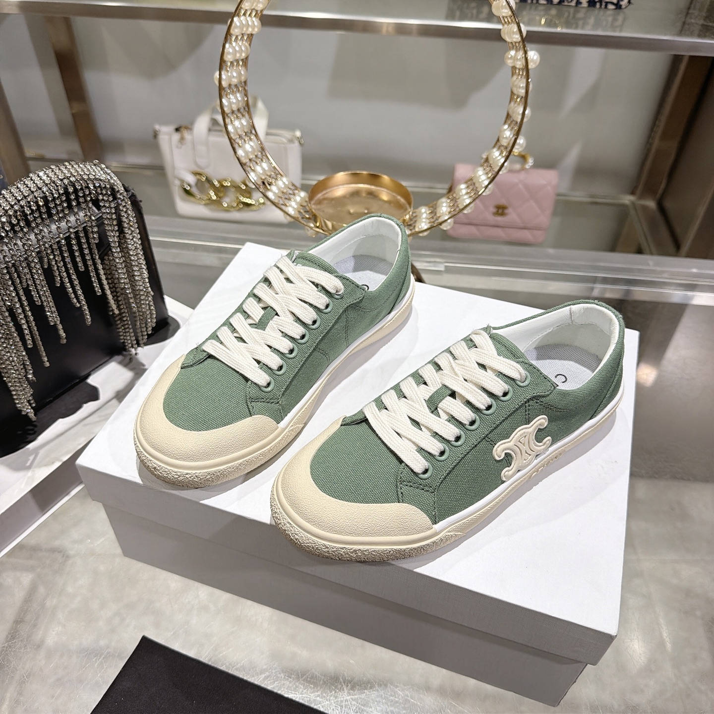 Celine 赛琳 26新款凯旋门德训鞋阿甘鞋帆布鞋休闲鞋 这是充满街头感的一双鞋子 延续 设计非常赞 这款鞋有它自己独特的设计