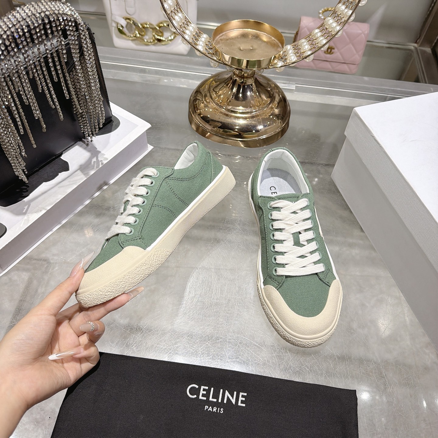 Celine 赛琳 26新款凯旋门德训鞋阿甘鞋帆布鞋休闲鞋 这是充满街头感的一双鞋子 延续 设计非常赞 这款鞋有它自己独特的设计