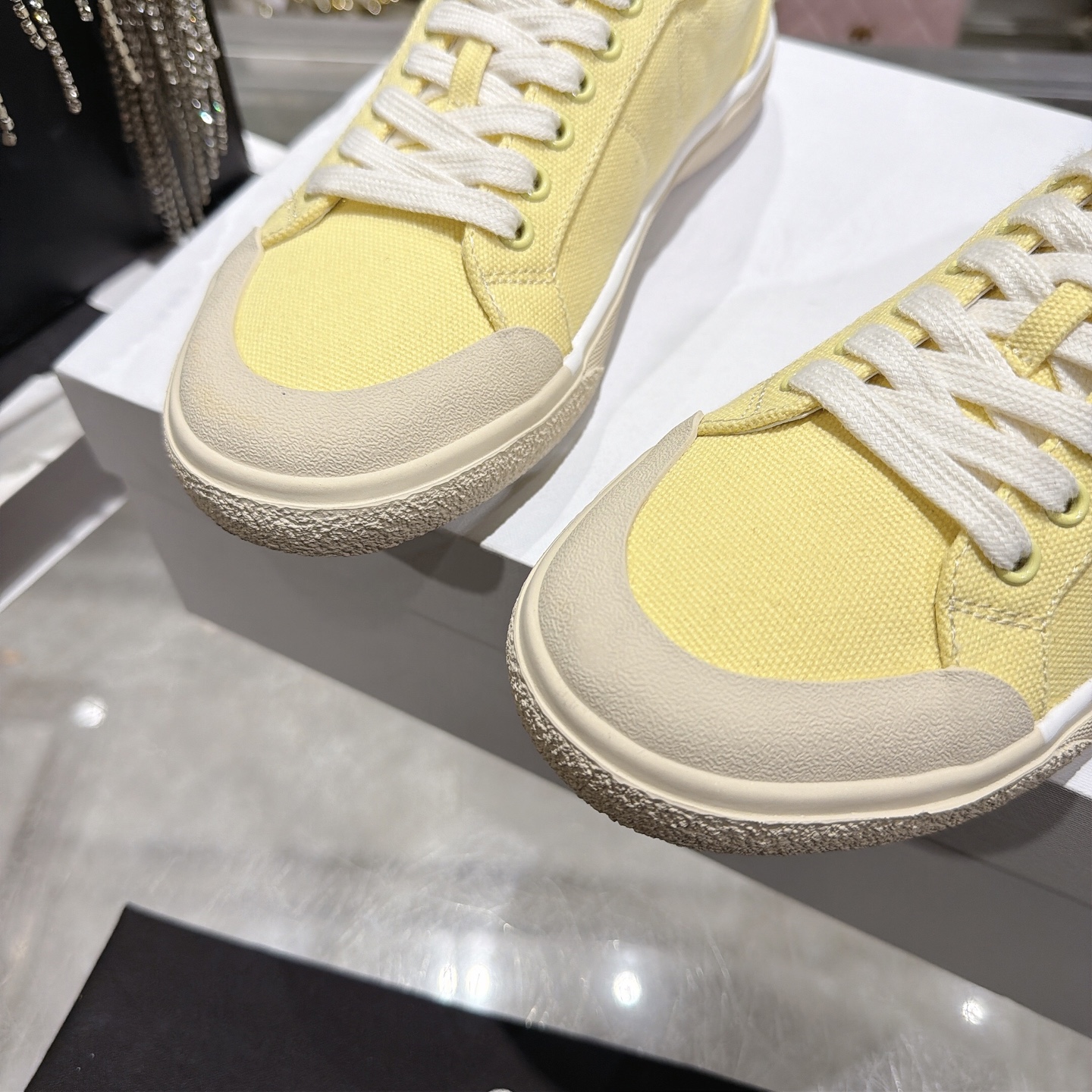 Celine 赛琳 26新款凯旋门德训鞋阿甘鞋帆布鞋休闲鞋 这是充满街头感的一双鞋子 延续 设计非常赞 这款鞋有它自己独特的设计