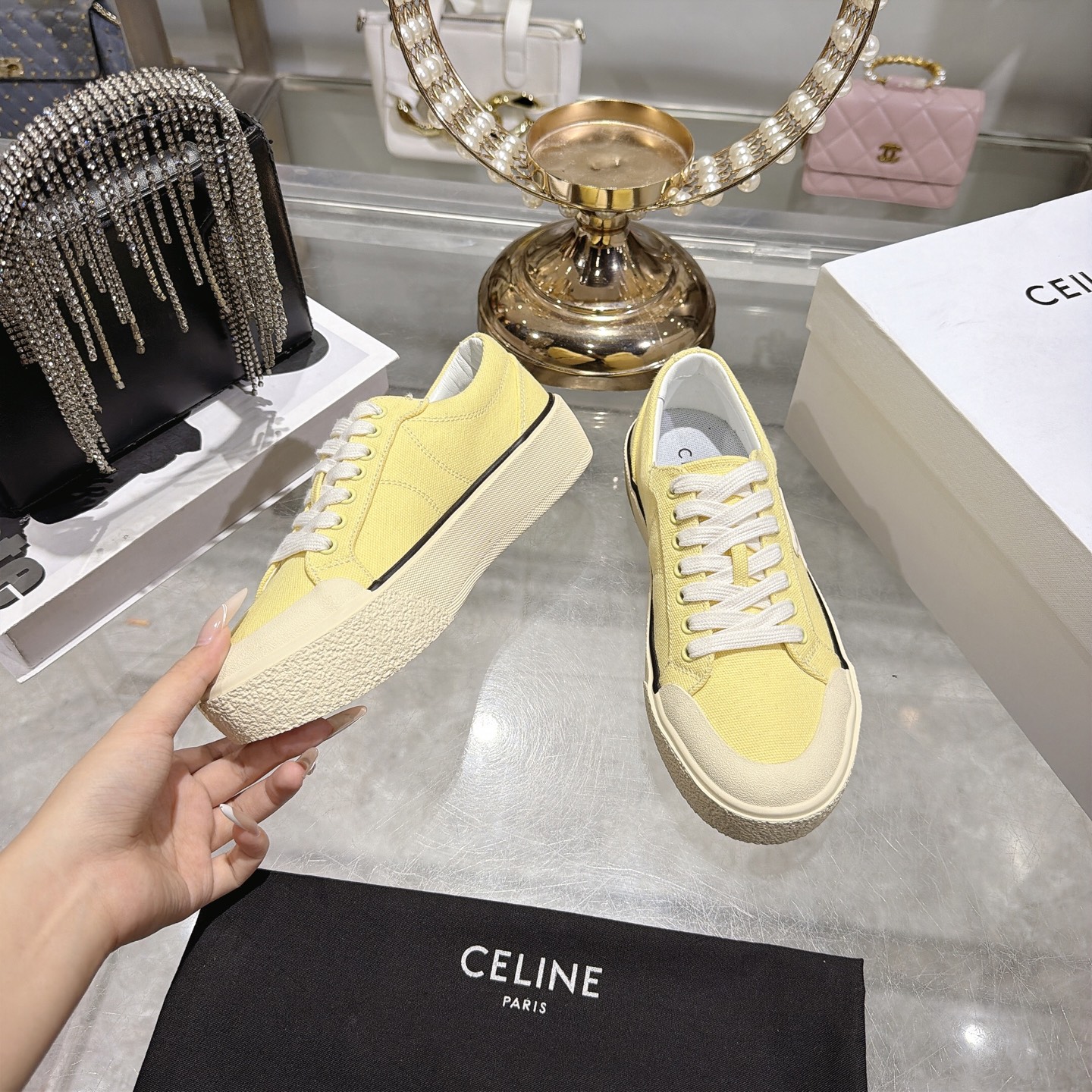Celine 赛琳 26新款凯旋门德训鞋阿甘鞋帆布鞋休闲鞋 这是充满街头感的一双鞋子 延续 设计非常赞 这款鞋有它自己独特的设计
