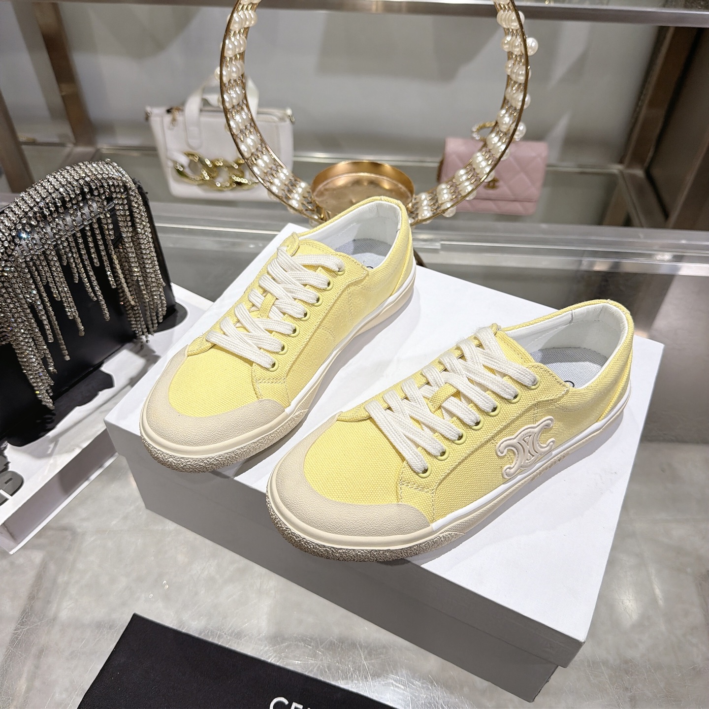 Celine 赛琳 26新款凯旋门德训鞋阿甘鞋帆布鞋休闲鞋 这是充满街头感的一双鞋子 延续 设计非常赞 这款鞋有它自己独特的设计