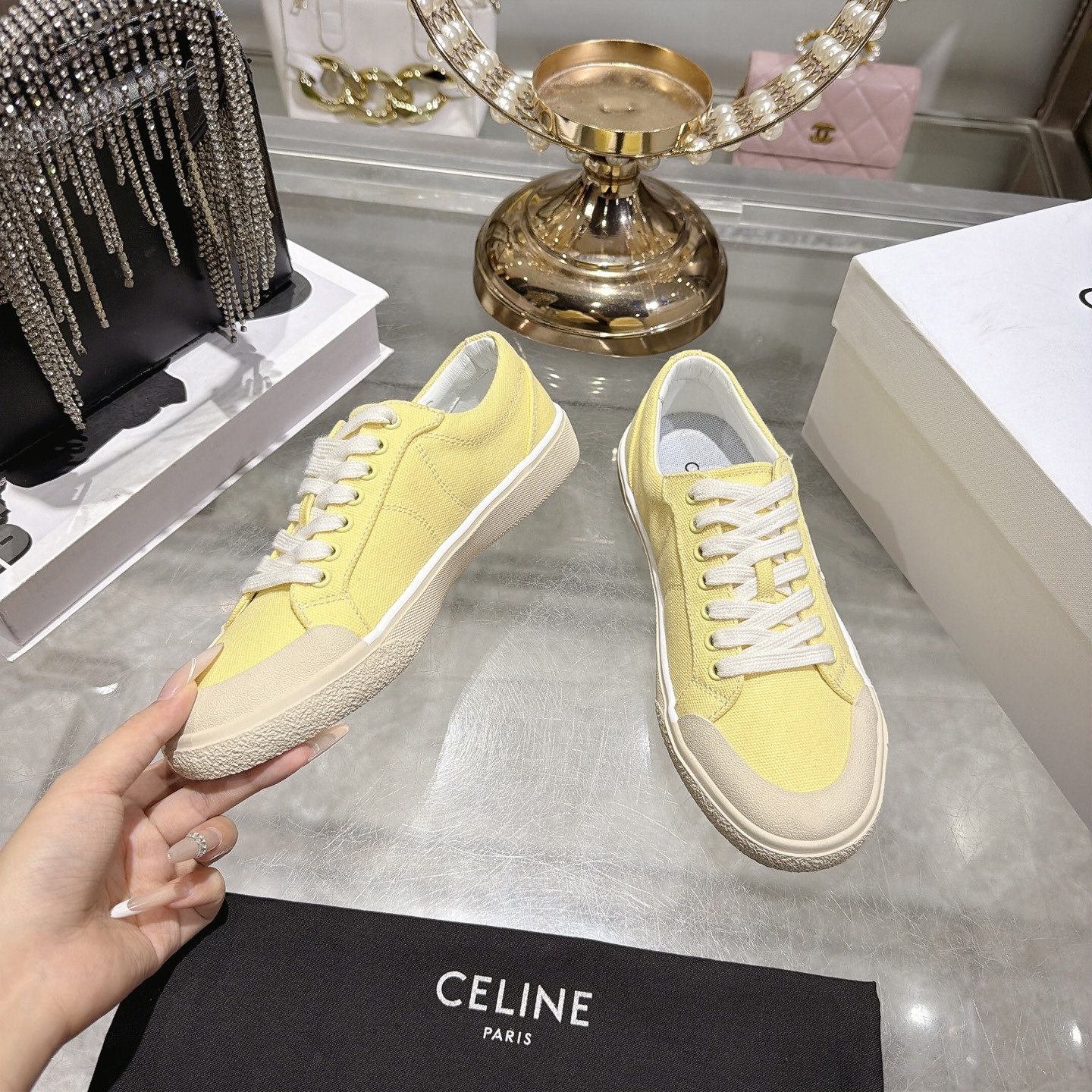Celine 赛琳 26新款凯旋门德训鞋阿甘鞋帆布鞋休闲鞋 这是充满街头感的一双鞋子 延续 设计非常赞 这款鞋有它自己独特的设计
