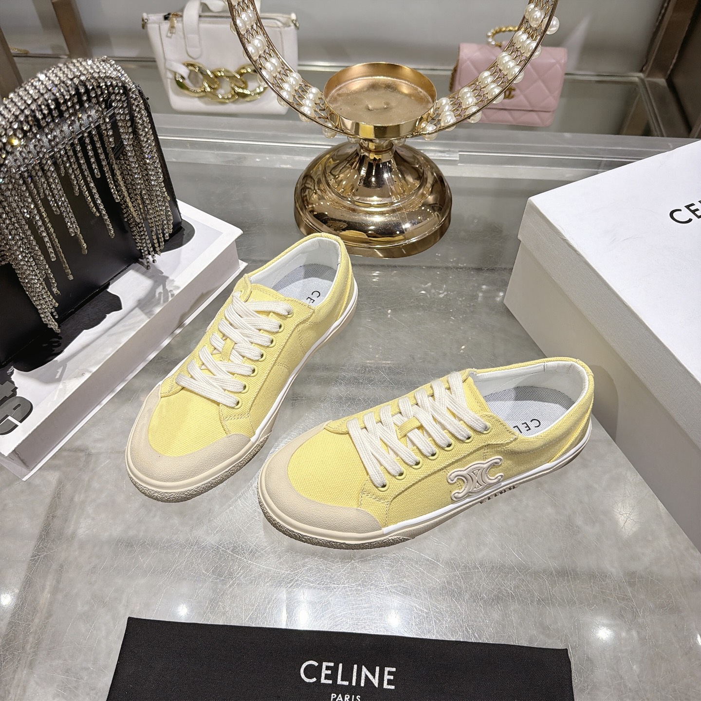 Celine 赛琳 26新款凯旋门德训鞋阿甘鞋帆布鞋休闲鞋 这是充满街头感的一双鞋子 延续 设计非常赞 这款鞋有它自己独特的设计