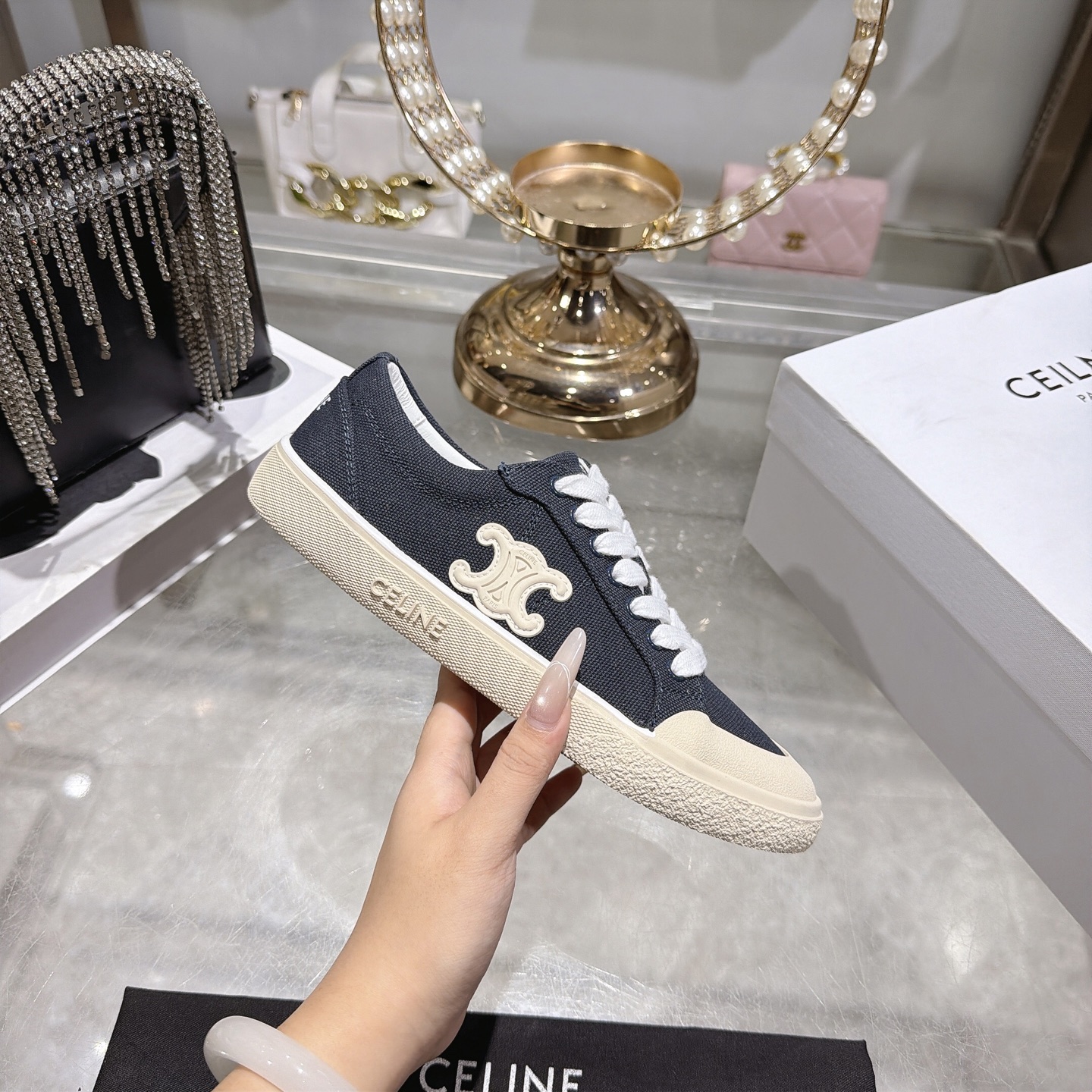 Celine 赛琳 26新款凯旋门德训鞋阿甘鞋帆布鞋休闲鞋 这是充满街头感的一双鞋子 延续 设计非常赞 这款鞋有它自己独特的设计