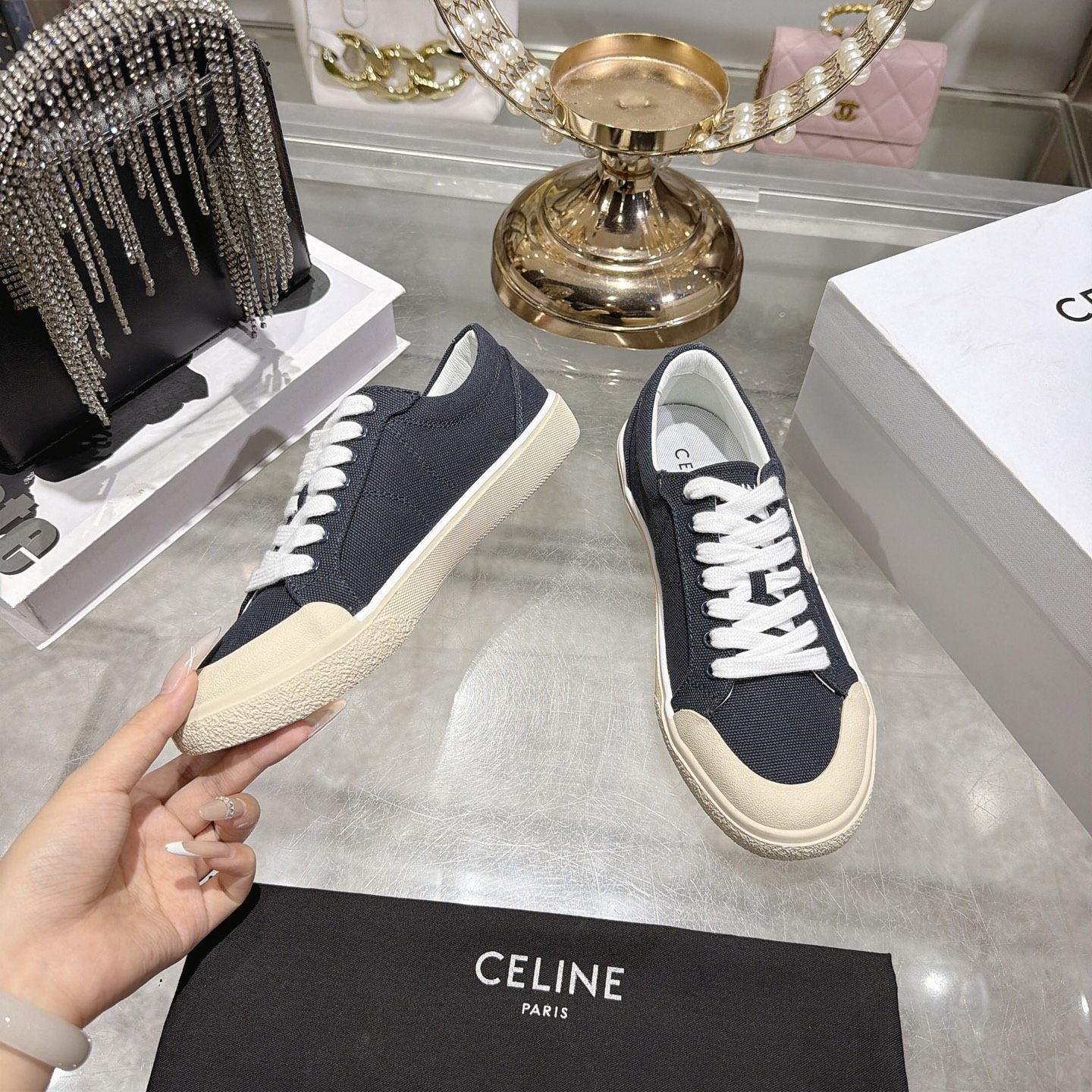 Celine 赛琳 26新款凯旋门德训鞋阿甘鞋帆布鞋休闲鞋 这是充满街头感的一双鞋子 延续 设计非常赞 这款鞋有它自己独特的设计