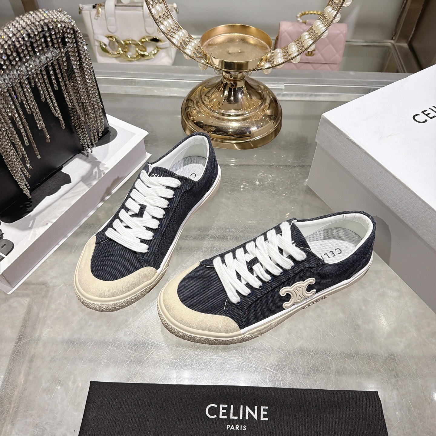 Celine 赛琳 26新款凯旋门德训鞋阿甘鞋帆布鞋休闲鞋 这是充满街头感的一双鞋子 延续 设计非常赞 这款鞋有它自己独特的设计