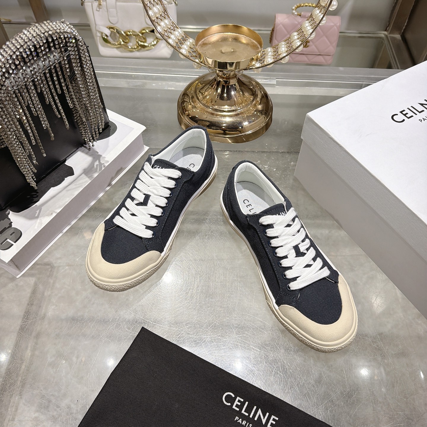 Celine 赛琳 26新款凯旋门德训鞋阿甘鞋帆布鞋休闲鞋 这是充满街头感的一双鞋子 延续 设计非常赞 这款鞋有它自己独特的设计