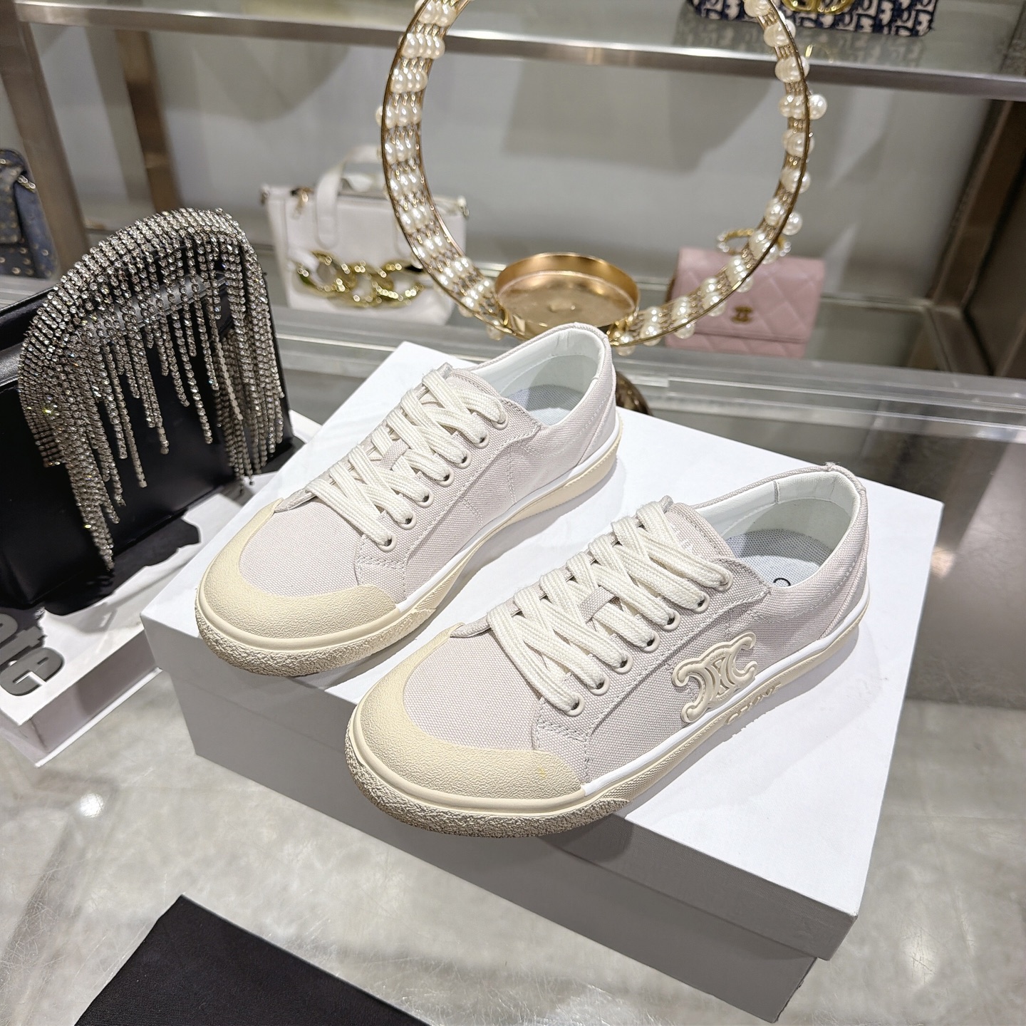 Celine 赛琳 26新款凯旋门德训鞋阿甘鞋帆布鞋休闲鞋 这是充满街头感的一双鞋子 延续 设计非常赞 这款鞋有它自己独特的设计