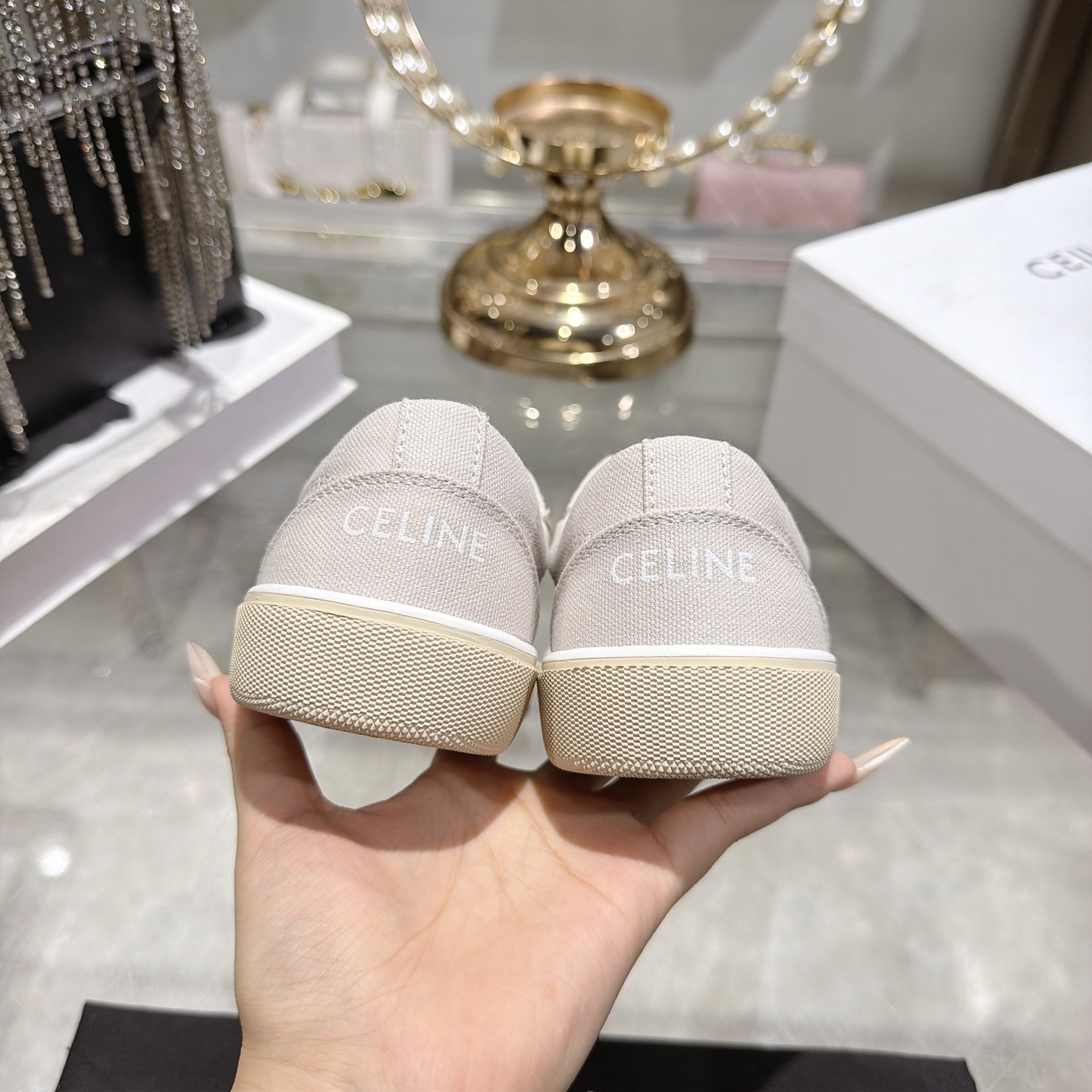 Celine 赛琳 26新款凯旋门德训鞋阿甘鞋帆布鞋休闲鞋 这是充满街头感的一双鞋子 延续 设计非常赞 这款鞋有它自己独特的设计