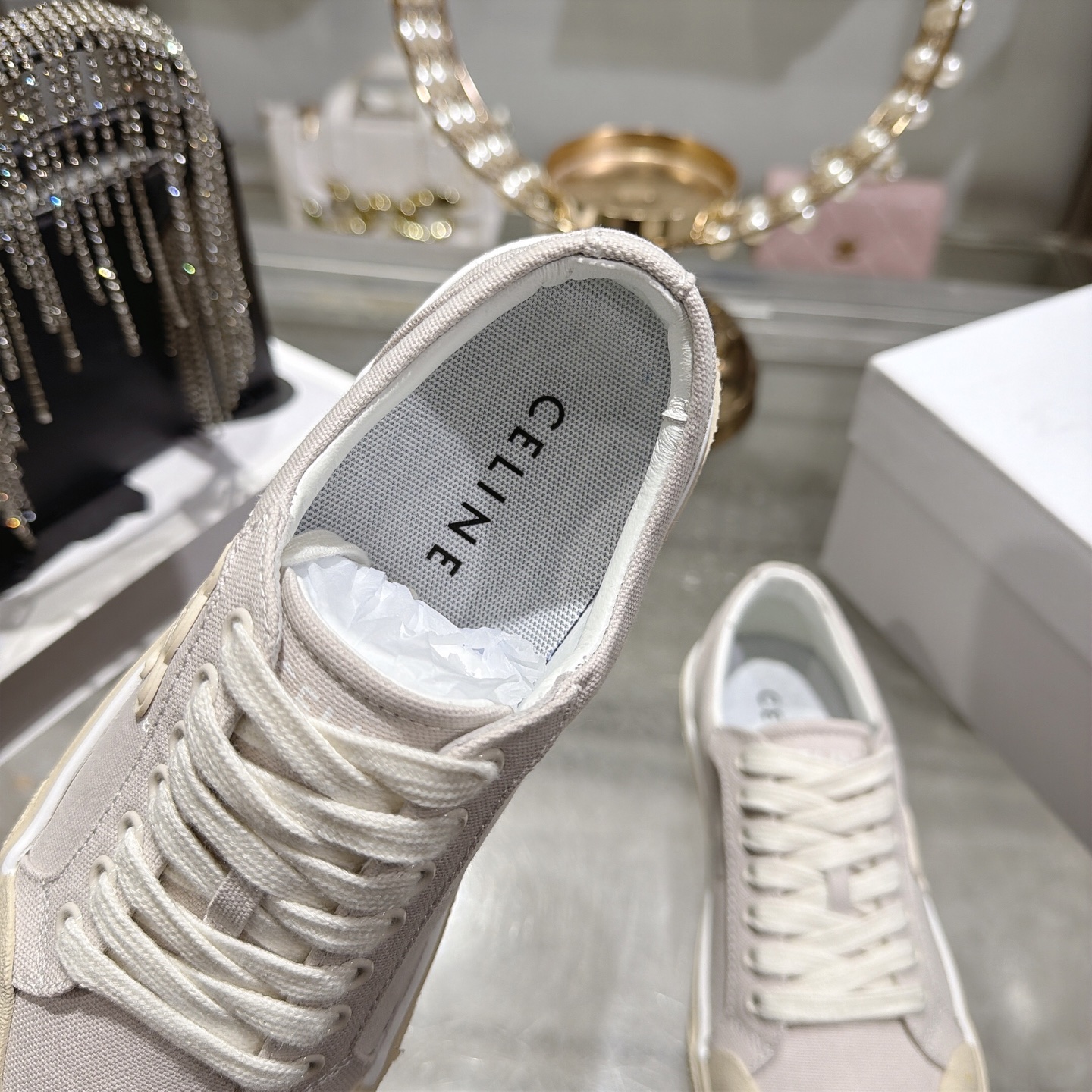 Celine 赛琳 26新款凯旋门德训鞋阿甘鞋帆布鞋休闲鞋 这是充满街头感的一双鞋子 延续 设计非常赞 这款鞋有它自己独特的设计