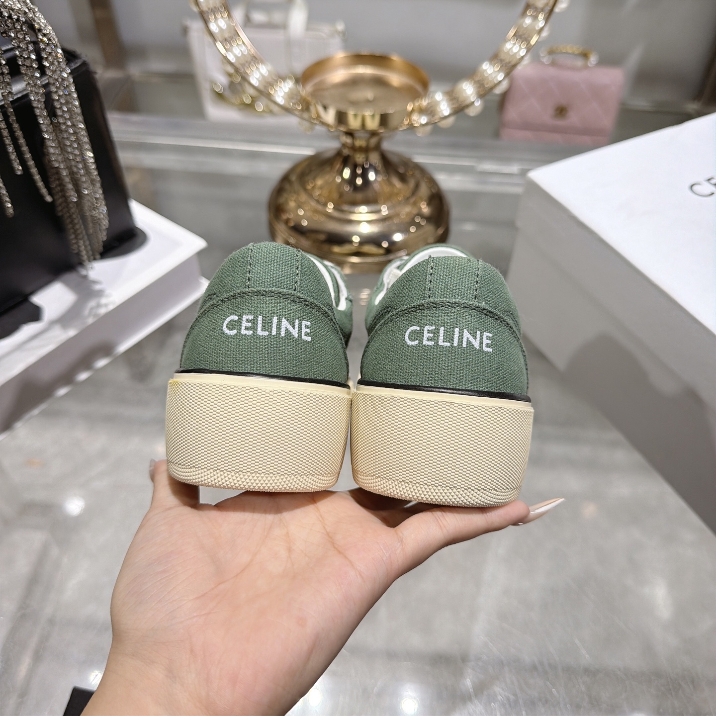 Celine 赛琳 26新款凯旋门德训鞋阿甘鞋帆布鞋休闲鞋 这是充满街头感的一双鞋子 延续 设计非常赞 这款鞋有它自己独特的设计