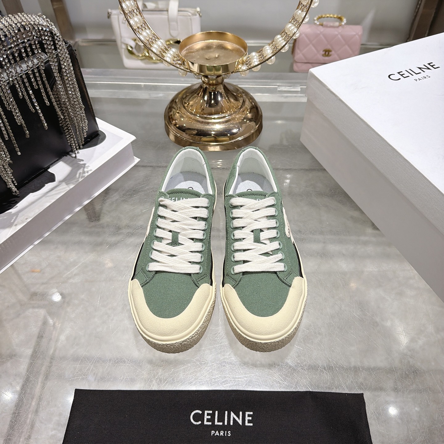 Celine 赛琳 26新款凯旋门德训鞋阿甘鞋帆布鞋休闲鞋 这是充满街头感的一双鞋子 延续 设计非常赞 这款鞋有它自己独特的设计