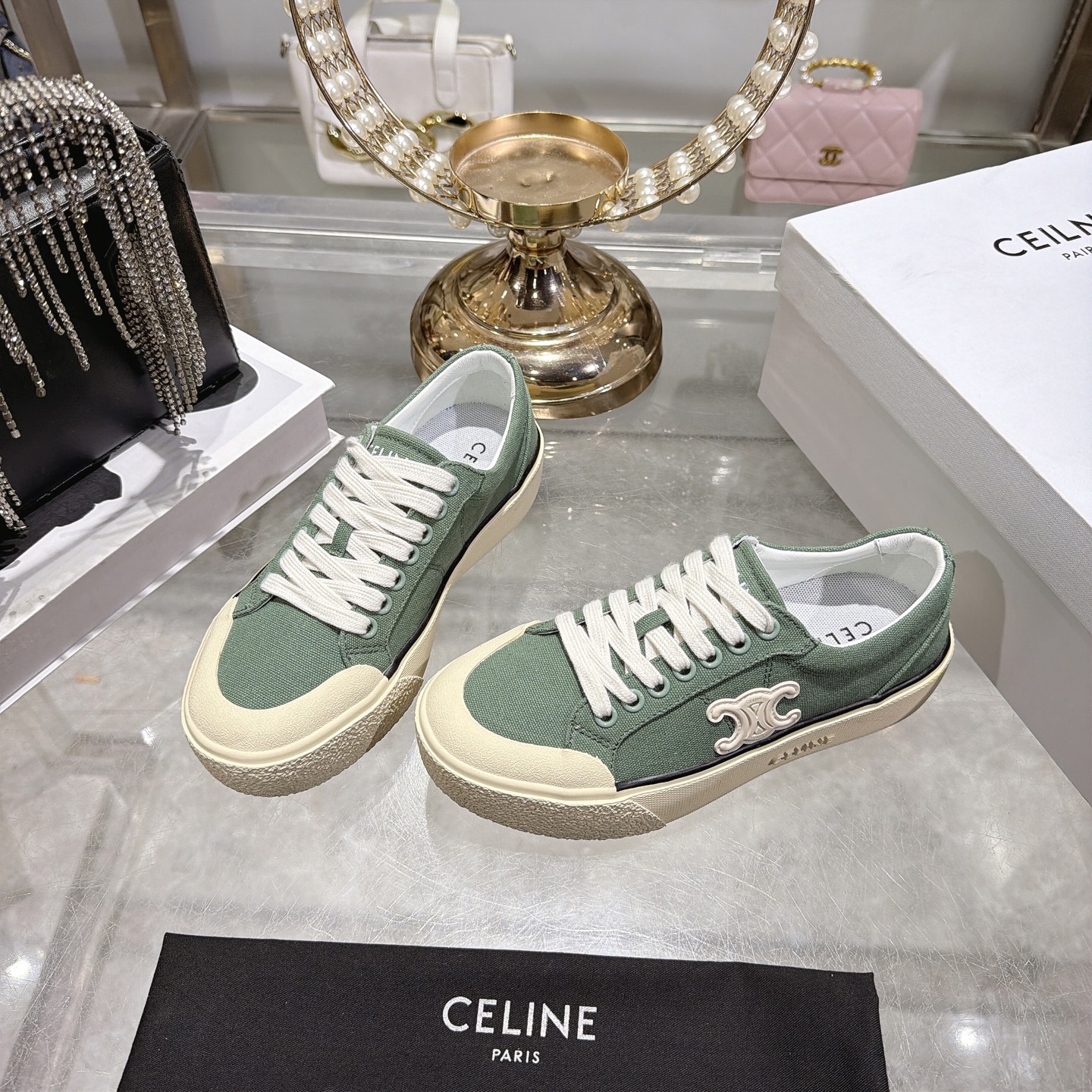 Celine 赛琳 26新款凯旋门德训鞋阿甘鞋帆布鞋休闲鞋 这是充满街头感的一双鞋子 延续 设计非常赞 这款鞋有它自己独特的设计