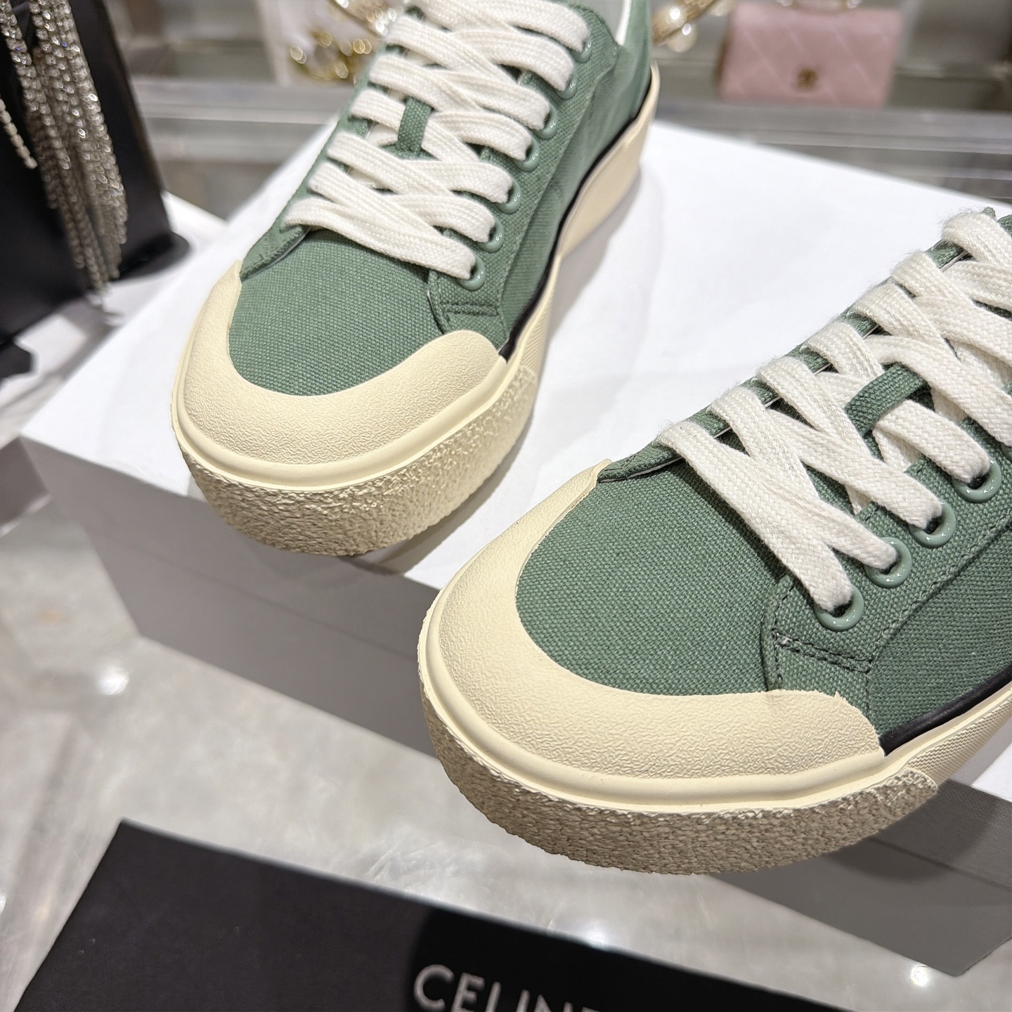Celine 赛琳 26新款凯旋门德训鞋阿甘鞋帆布鞋休闲鞋 这是充满街头感的一双鞋子 延续 设计非常赞 这款鞋有它自己独特的设计
