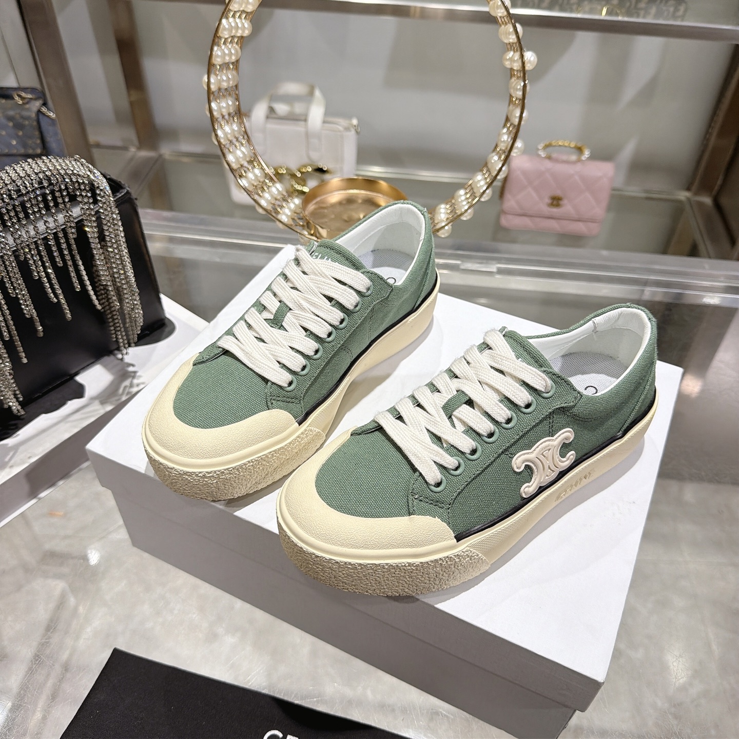 Celine 赛琳 26新款凯旋门德训鞋阿甘鞋帆布鞋休闲鞋 这是充满街头感的一双鞋子 延续 设计非常赞 这款鞋有它自己独特的设计
