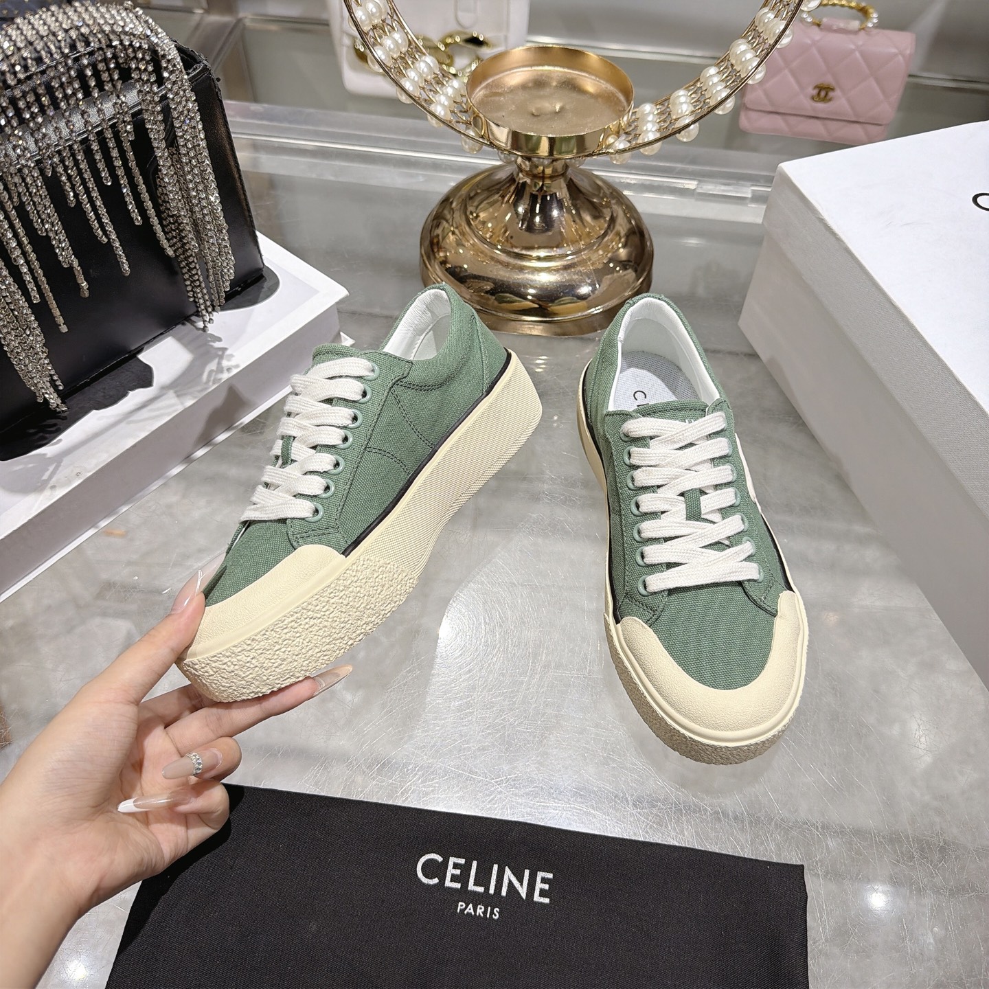 Celine 赛琳 26新款凯旋门德训鞋阿甘鞋帆布鞋休闲鞋 这是充满街头感的一双鞋子 延续 设计非常赞 这款鞋有它自己独特的设计