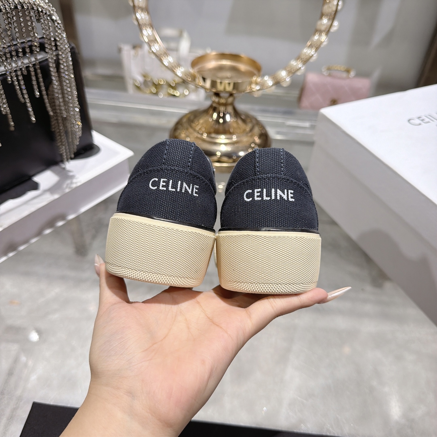 Celine 赛琳 26新款凯旋门德训鞋阿甘鞋帆布鞋休闲鞋 这是充满街头感的一双鞋子 延续 设计非常赞 这款鞋有它自己独特的设计