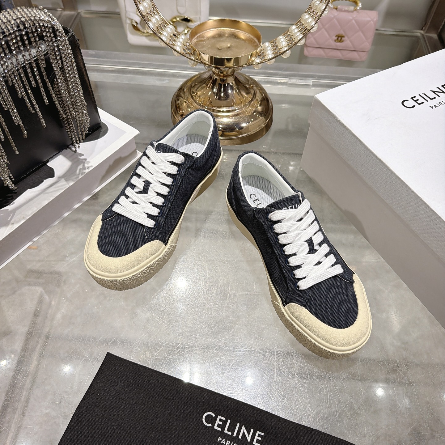 Celine 赛琳 26新款凯旋门德训鞋阿甘鞋帆布鞋休闲鞋 这是充满街头感的一双鞋子 延续 设计非常赞 这款鞋有它自己独特的设计