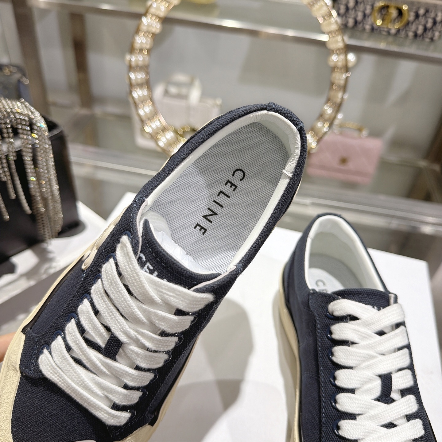 Celine 赛琳 26新款凯旋门德训鞋阿甘鞋帆布鞋休闲鞋 这是充满街头感的一双鞋子 延续 设计非常赞 这款鞋有它自己独特的设计