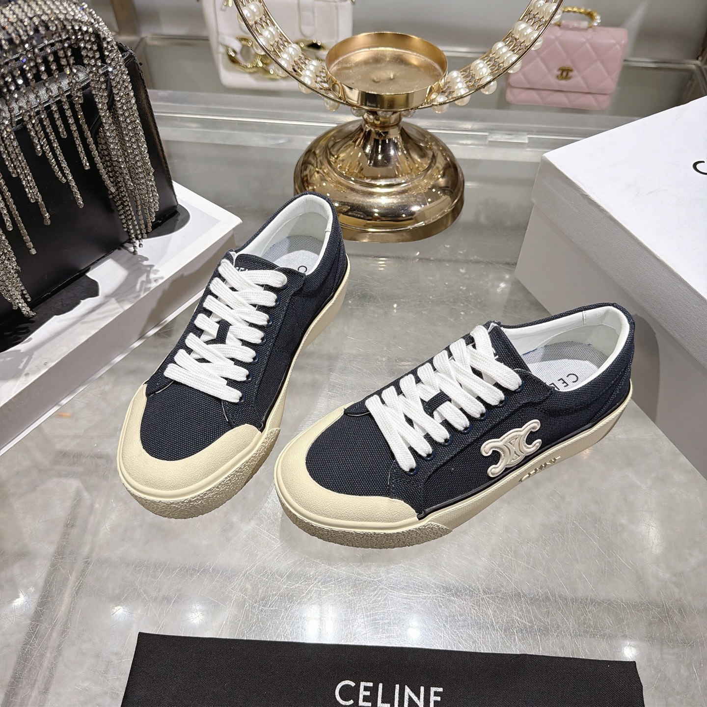 Celine 赛琳 26新款凯旋门德训鞋阿甘鞋帆布鞋休闲鞋 这是充满街头感的一双鞋子 延续 设计非常赞 这款鞋有它自己独特的设计