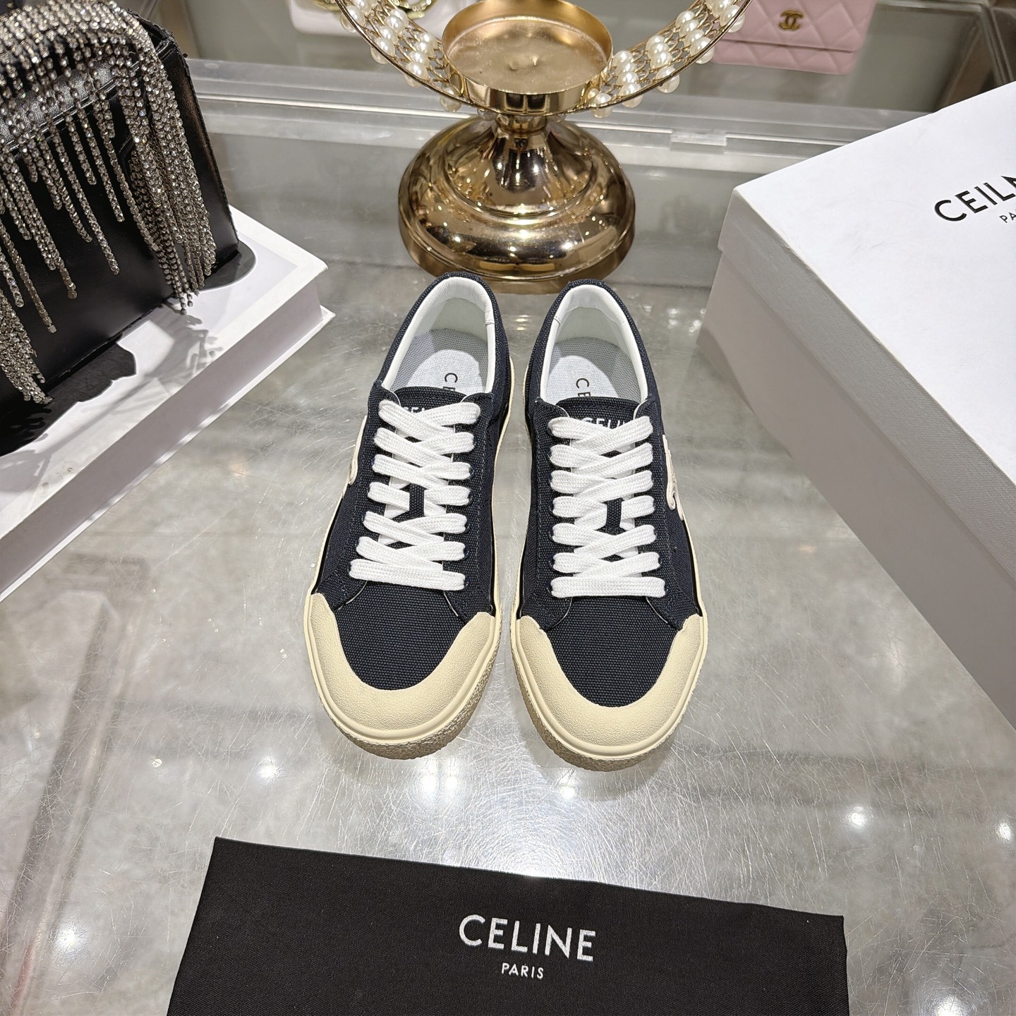 Celine 赛琳 26新款凯旋门德训鞋阿甘鞋帆布鞋休闲鞋 这是充满街头感的一双鞋子 延续 设计非常赞 这款鞋有它自己独特的设计