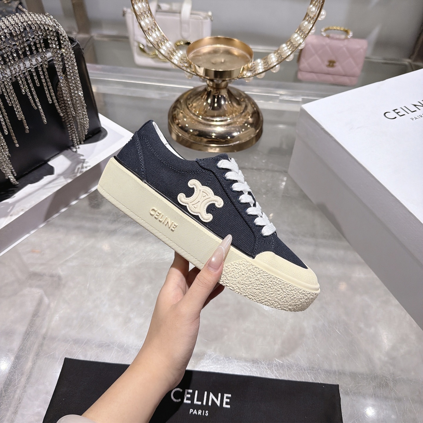 Celine 赛琳 26新款凯旋门德训鞋阿甘鞋帆布鞋休闲鞋 这是充满街头感的一双鞋子 延续 设计非常赞 这款鞋有它自己独特的设计