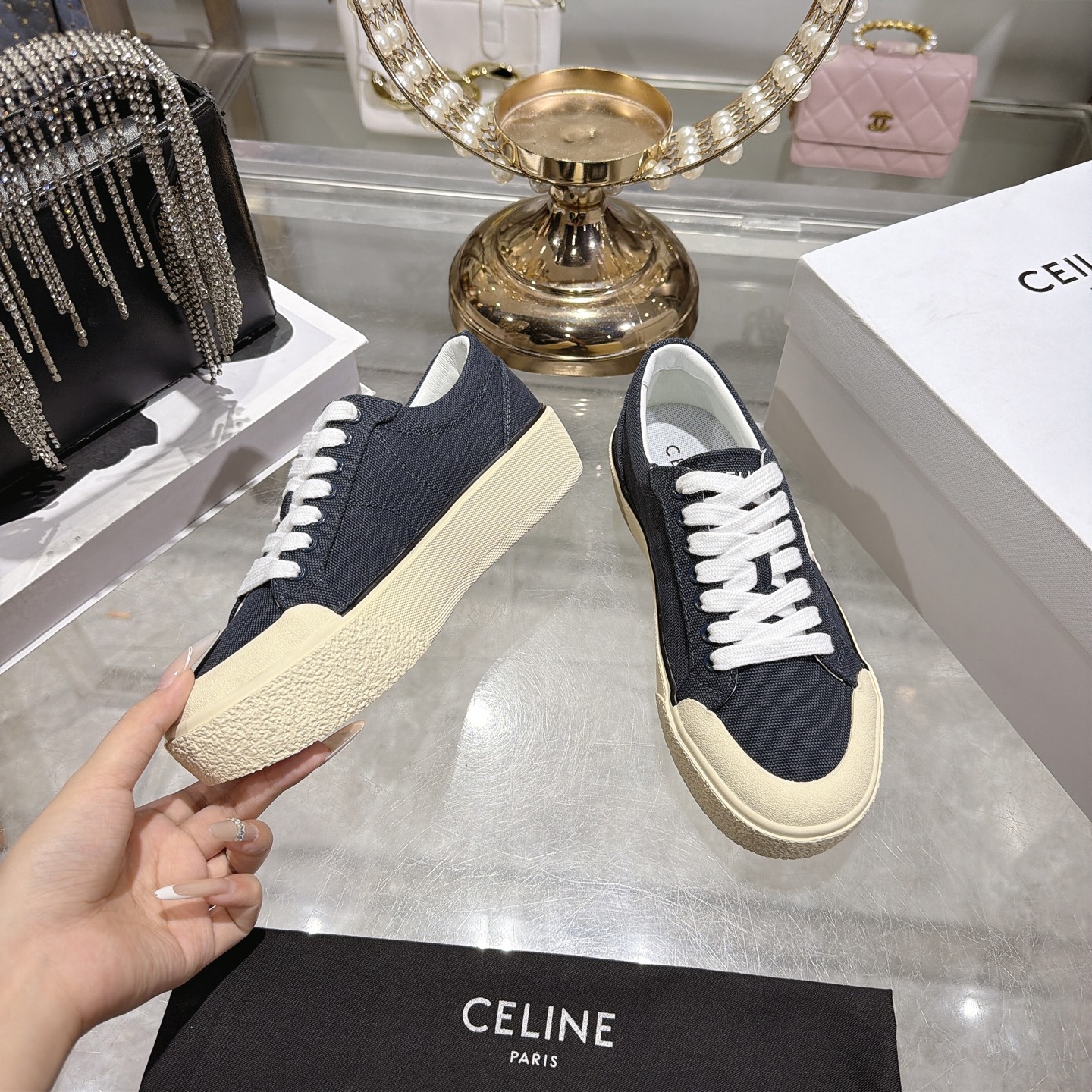 Celine 赛琳 26新款凯旋门德训鞋阿甘鞋帆布鞋休闲鞋 这是充满街头感的一双鞋子 延续 设计非常赞 这款鞋有它自己独特的设计