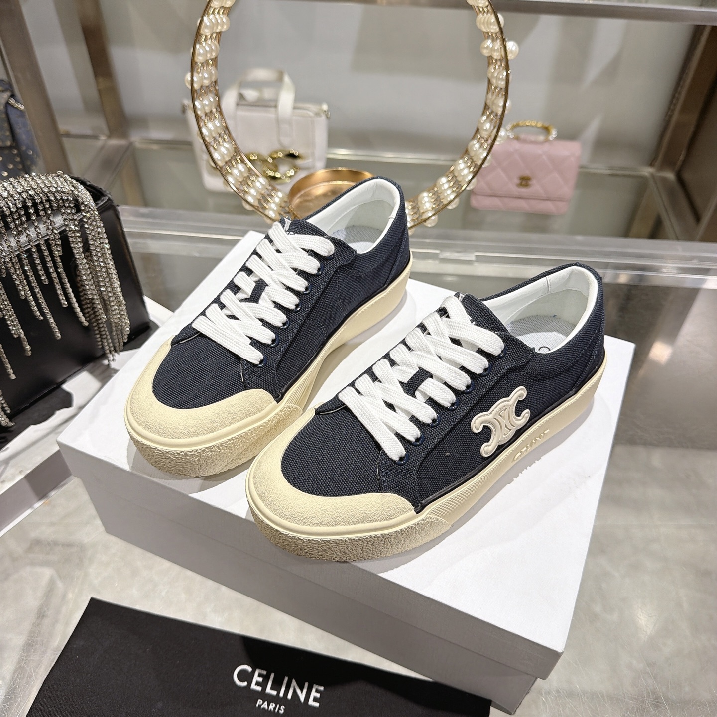 Celine 赛琳 26新款凯旋门德训鞋阿甘鞋帆布鞋休闲鞋 这是充满街头感的一双鞋子 延续 设计非常赞 这款鞋有它自己独特的设计