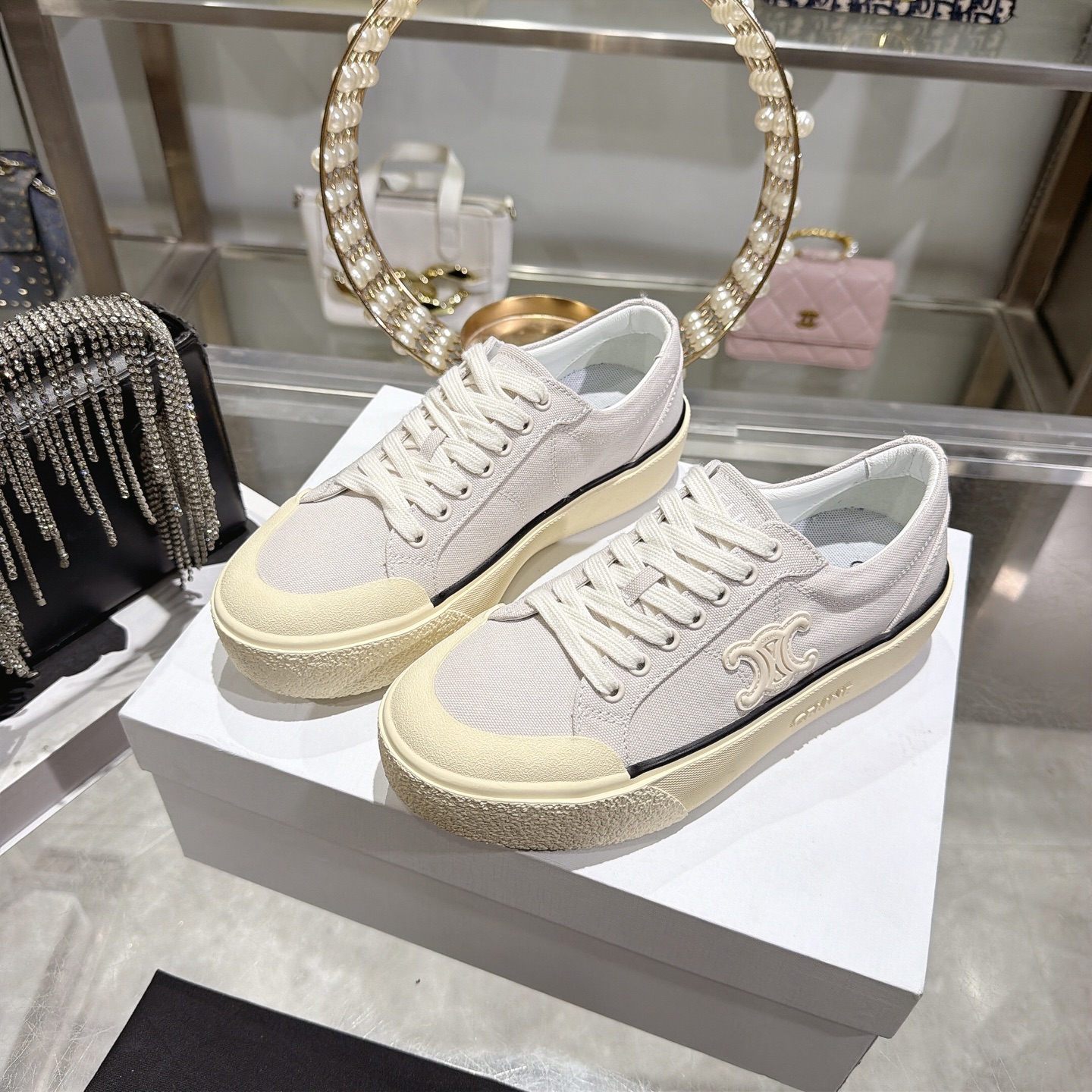 Celine 赛琳 26新款凯旋门德训鞋阿甘鞋帆布鞋休闲鞋 这是充满街头感的一双鞋子 延续 设计非常赞 这款鞋有它自己独特的设计