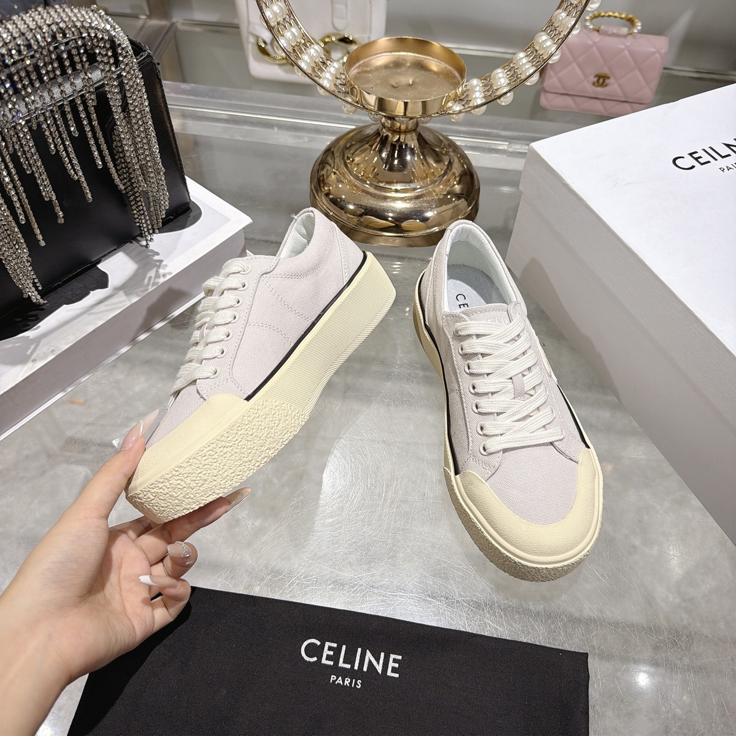 Celine 赛琳 26新款凯旋门德训鞋阿甘鞋帆布鞋休闲鞋 这是充满街头感的一双鞋子 延续 设计非常赞 这款鞋有它自己独特的设计