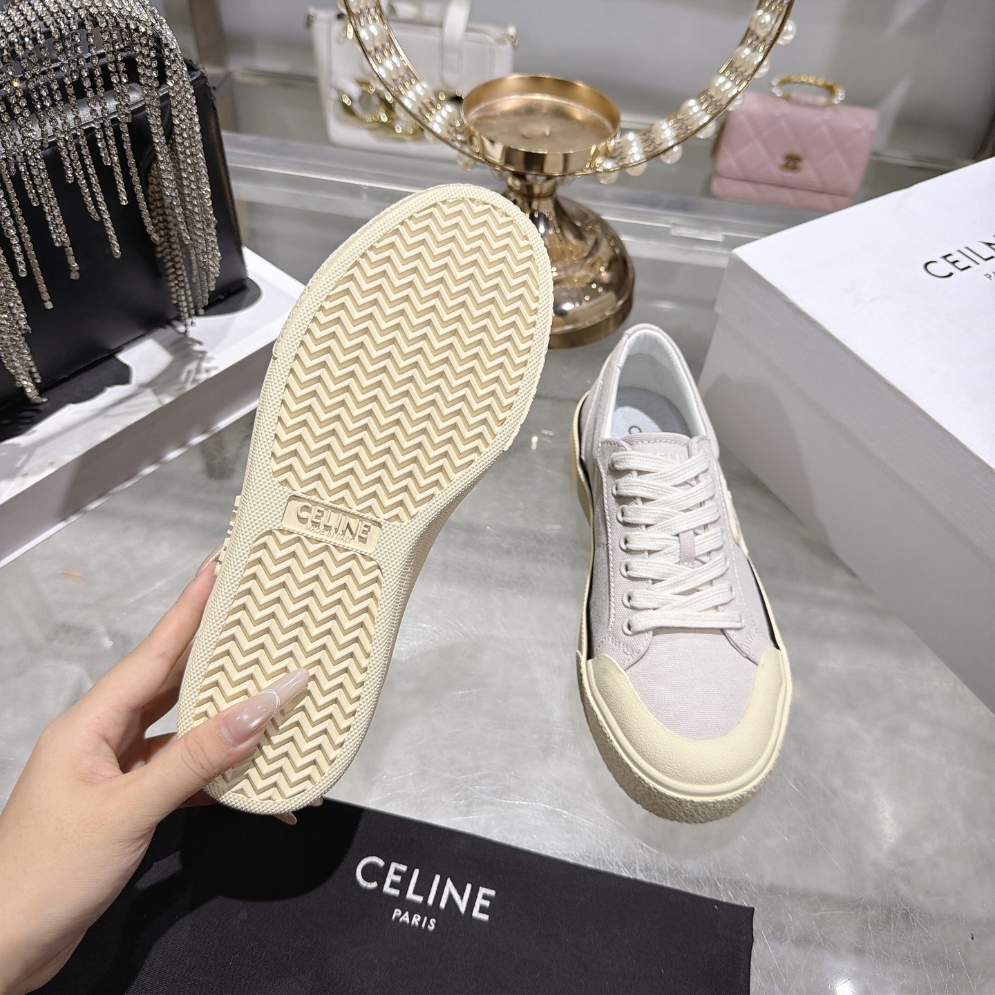 Celine 赛琳 26新款凯旋门德训鞋阿甘鞋帆布鞋休闲鞋 这是充满街头感的一双鞋子 延续 设计非常赞 这款鞋有它自己独特的设计