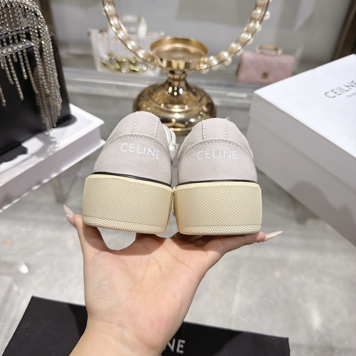 Celine 赛琳 26新款凯旋门德训鞋阿甘鞋帆布鞋休闲鞋 这是充满街头感的一双鞋子 延续 设计非常赞 这款鞋有它自己独特的设计