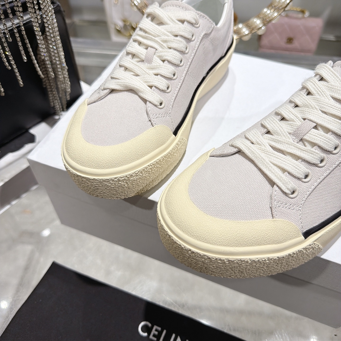 Celine 赛琳 26新款凯旋门德训鞋阿甘鞋帆布鞋休闲鞋 这是充满街头感的一双鞋子 延续 设计非常赞 这款鞋有它自己独特的设计