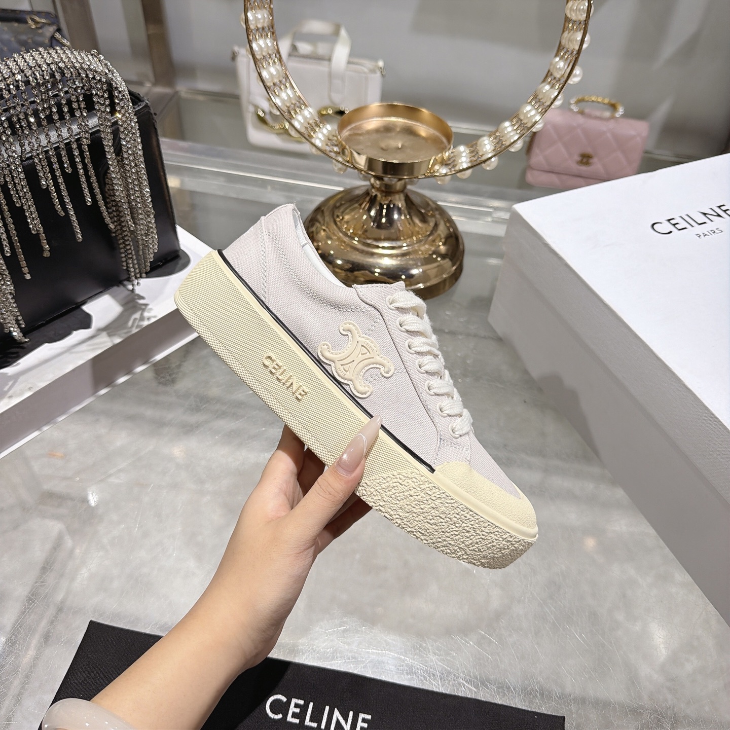 Celine 赛琳 26新款凯旋门德训鞋阿甘鞋帆布鞋休闲鞋 这是充满街头感的一双鞋子 延续 设计非常赞 这款鞋有它自己独特的设计