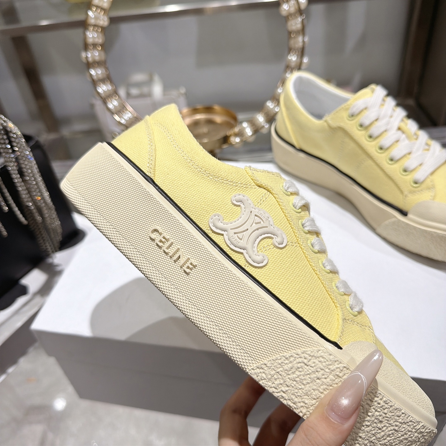 Celine 赛琳 26新款凯旋门德训鞋阿甘鞋帆布鞋休闲鞋 这是充满街头感的一双鞋子 延续 设计非常赞 这款鞋有它自己独特的设计