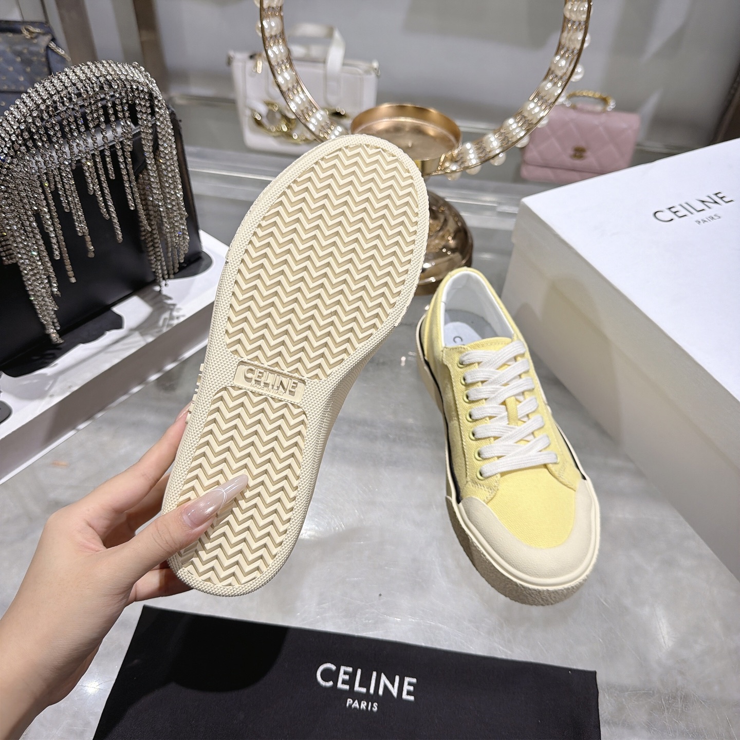 Celine 赛琳 26新款凯旋门德训鞋阿甘鞋帆布鞋休闲鞋 这是充满街头感的一双鞋子 延续 设计非常赞 这款鞋有它自己独特的设计