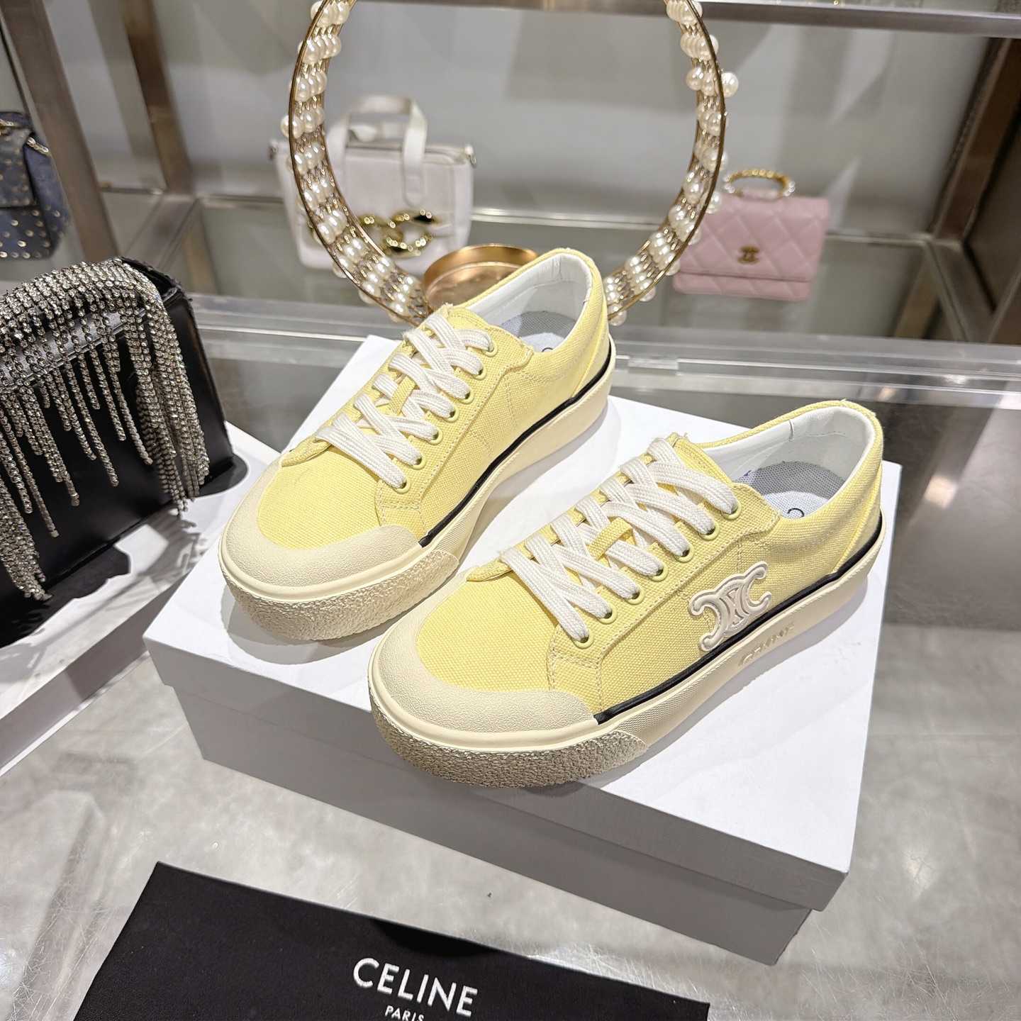 Celine 赛琳 26新款凯旋门德训鞋阿甘鞋帆布鞋休闲鞋 这是充满街头感的一双鞋子 延续 设计非常赞 这款鞋有它自己独特的设计