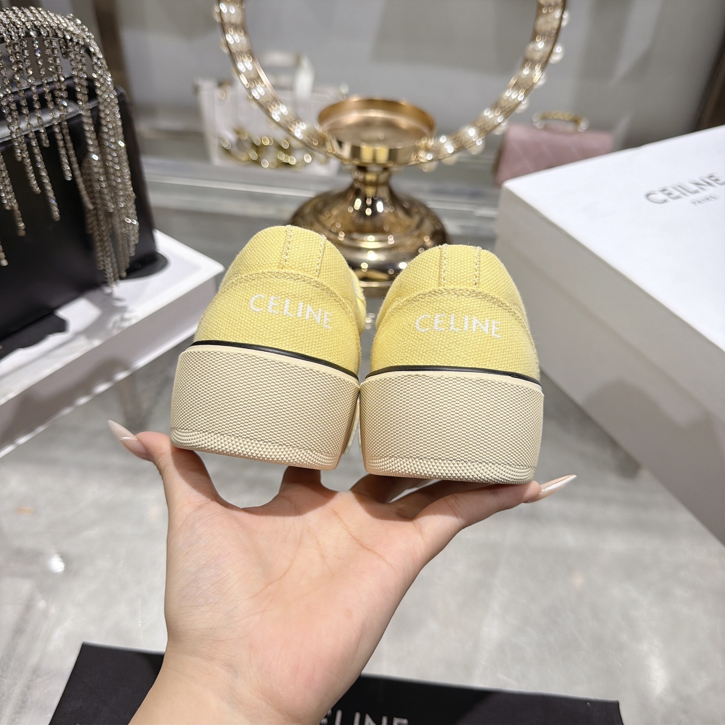 Celine 赛琳 26新款凯旋门德训鞋阿甘鞋帆布鞋休闲鞋 这是充满街头感的一双鞋子 延续 设计非常赞 这款鞋有它自己独特的设计