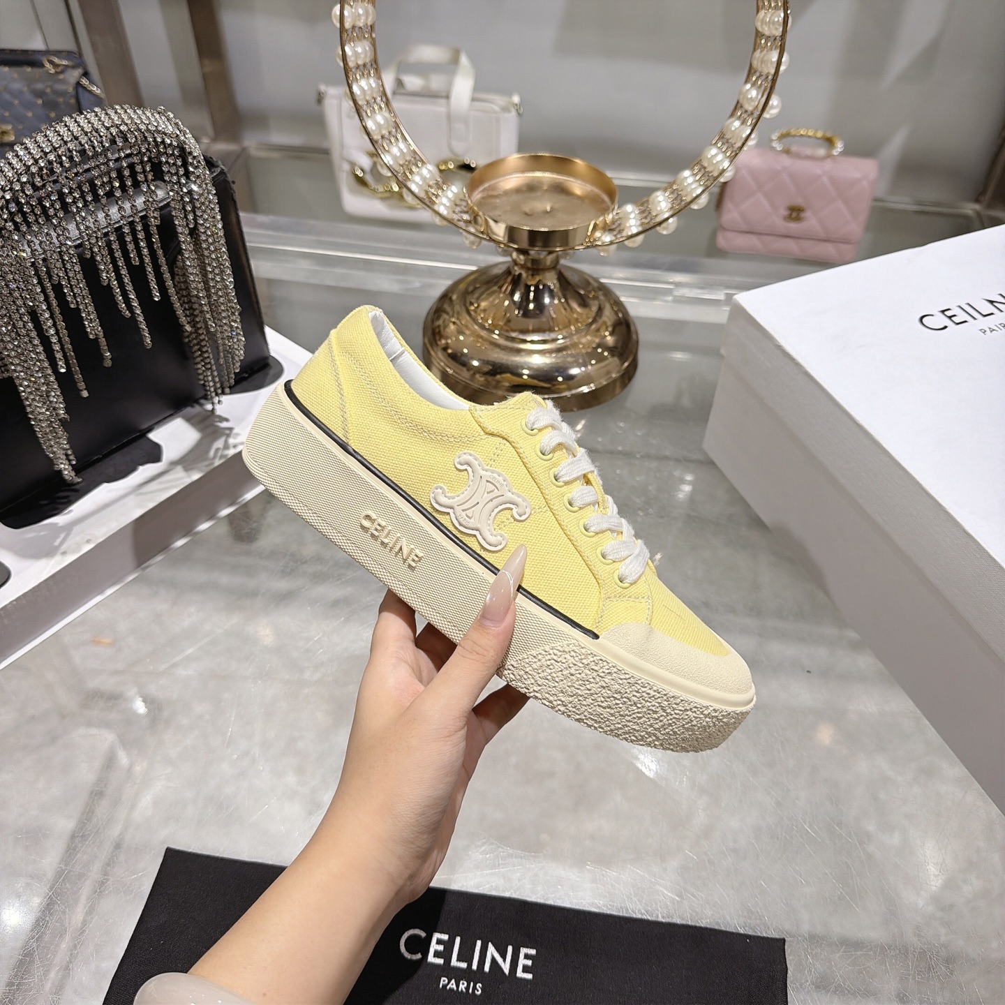 Celine 赛琳 26新款凯旋门德训鞋阿甘鞋帆布鞋休闲鞋 这是充满街头感的一双鞋子 延续 设计非常赞 这款鞋有它自己独特的设计