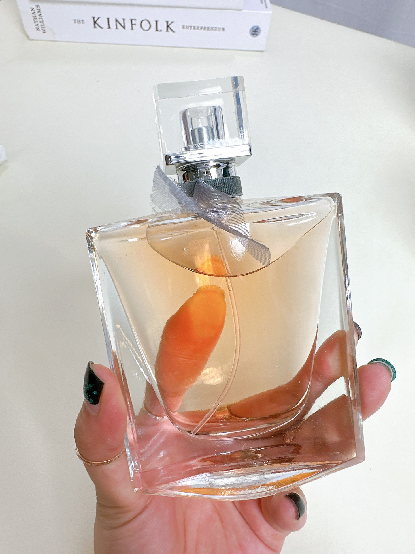 💰65
渠道货源，LANCÔME 兰蔻美丽人生香水100ml，配专柜手提袋。每只带有防伪贴，支持扫码。整体闻起来温柔低调，大气从容的感觉，不张扬的香气，妥妥的女神香！前调有点冲，黑加仑加梨的组合给人一种水果糖的感觉，细闻能闻到微甜带有药感的广藿香，但香调还是比较偏甜的。中调鸢尾花是C位，带来了不弱的粉感，跟前调甜甜的果香有些违和。茉莉与橙花更多是陪衬作用，增加了一点点的层次感，中调给人的感觉比较成熟、温柔型的花香甜味。后调变得更加甜了一些，带有奶香甜甜的香草，在混上零陵香豆，甜味比较馥郁且浓烈。
前调：香梨、黑加仑
中调：茉莉、鸢尾花、橙花
后调：广藿香、零陵香豆、香草
（香水拆封不退换）